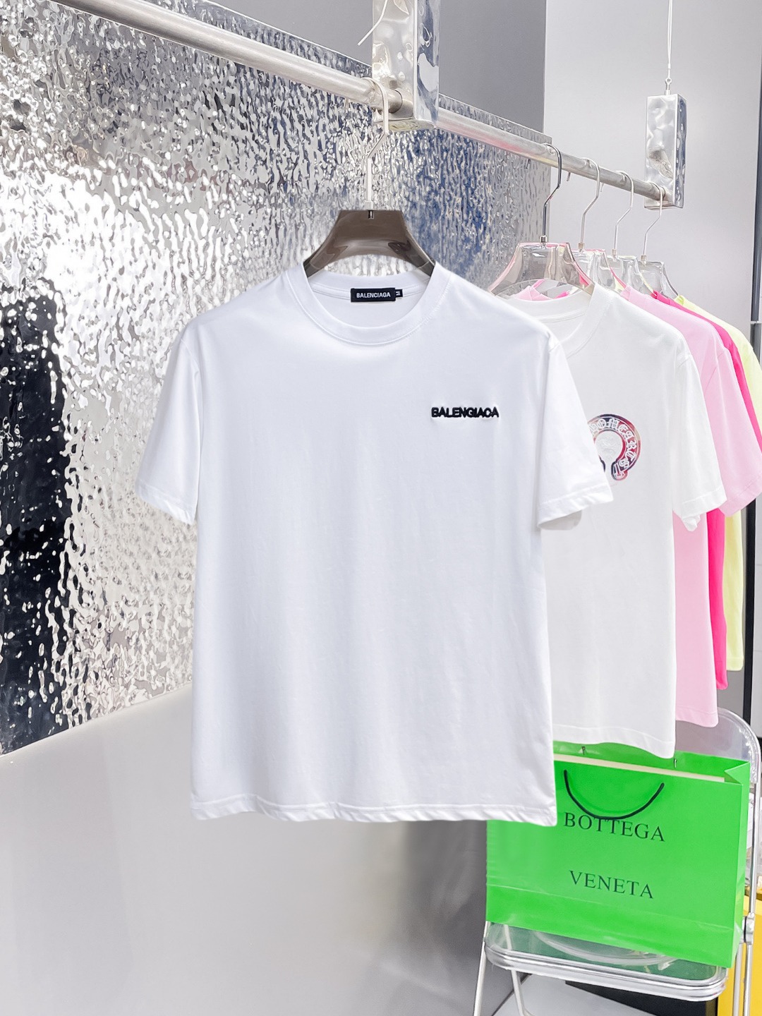 NO:876000,Balenciaga's top products 2026 spring and summer new debut counter latest short-sleeved round neck T-shirt, high-end customization, avant-garde and fashionable design!  The brand logo is designed with heavy craftsmanship. High-end customized 260g fabric. Soft to the touch. Comfortable to wear. Exquisite stitching at the counter level. Fine workmanship. The upper body effect is incomparably handsome!  A must-have item for a stylish man!  Size M-XXXL,,balenciaga,T-shirt,tees,t-shirt,19860909巴黎世家 顶级货品2026春夏新款首发专柜最新款短袖圆领T恤 高端订制 设计前卫时尚！品牌logo重工艺设计 高端定制260克面料.手感柔软.穿着舒适.专柜级别精致车线.做工精细.上身效果无敌帅气！型男必备单品！码数M-XXXL,,balenciaga,T-shirt,tees，t-shirt,,Men's clothing