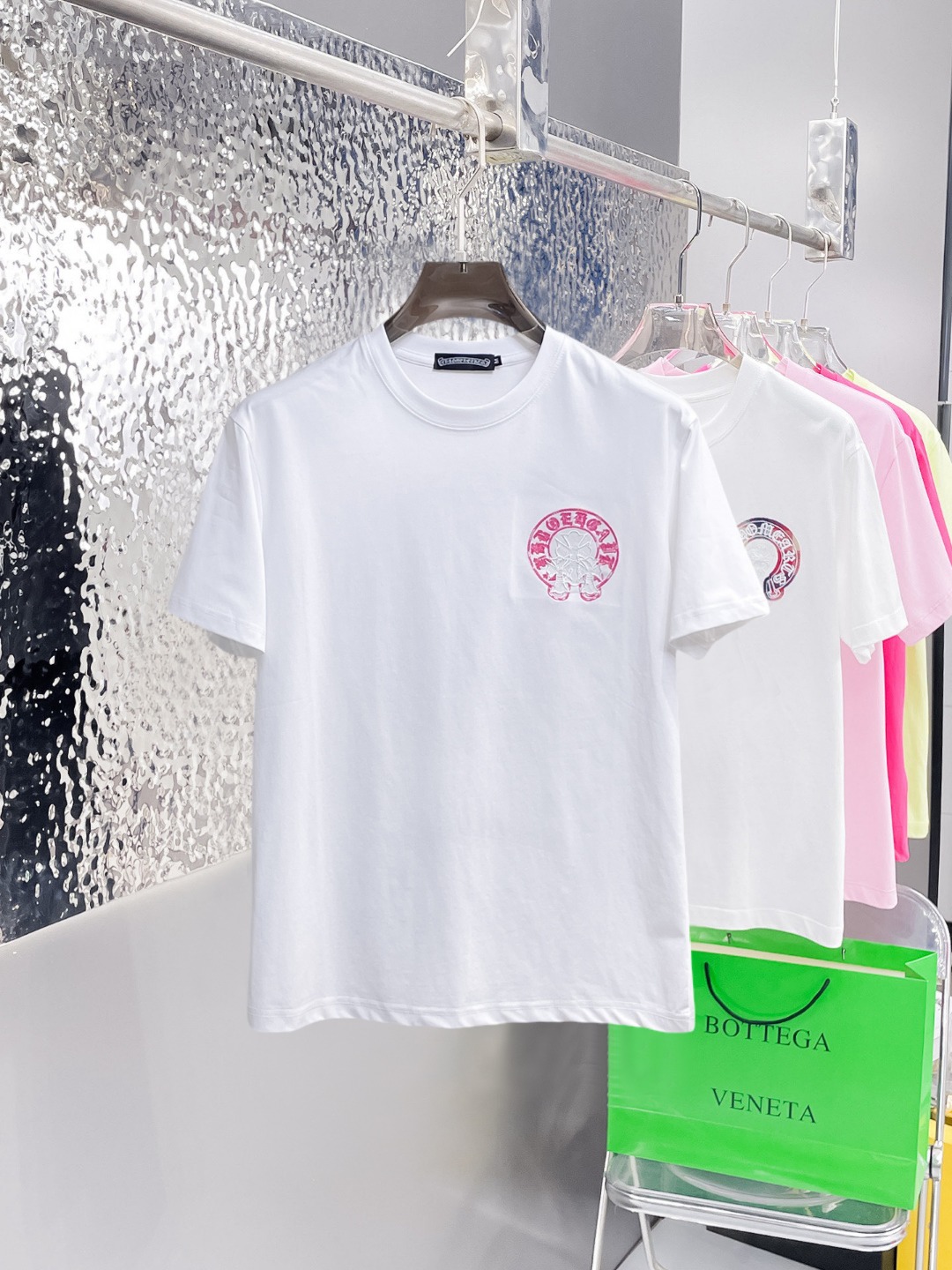NO:876006,Kroxin's top products 2026 spring and summer new debut counter latest short-sleeved round neck T-shirt, high-end custom design, avant-garde and fashionable!  The brand logo is designed with heavy craftsmanship. High-end customized 260g fabric. Soft to the touch. Comfortable to wear. Exquisite stitching at the counter level. Fine workmanship. The upper body effect is incomparably handsome!  A must-have item for a stylish man!  Size M-XXXL,,chrome hearts,T-shirt,tees,t-shirt,19860909克罗心 顶级货品2026春夏新款首发专柜最新款短袖圆领T恤 高端订制 设计前卫时尚！品牌logo重工艺设计 高端定制260克面料.手感柔软.穿着舒适.专柜级别精致车线.做工精细.上身效果无敌帅气！型男必备单品！码数M-XXXL,,chrome hearts,T-shirt,tees，t-shirt,,Men's clothing