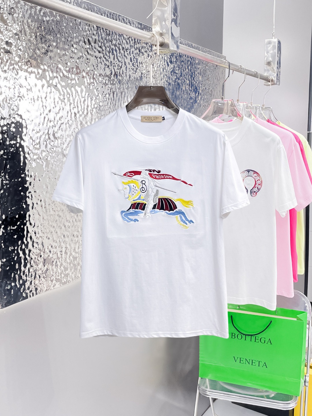 NO:876014,Burberry's top products 2026 spring and summer new debut counter latest short-sleeved round neck T-shirt, high-end custom design, avant-garde and fashionable!  The brand logo is designed with heavy craftsmanship. High-end customized 260g fabric. Soft to the touch. Comfortable to wear. Exquisite stitching at the counter level. Fine workmanship. The upper body effect is incomparably handsome!  A must-have item for a stylish man!  Size M-XXXL,,burberry,T-shirt,tees,t-shirt,19860909巴宝莉 顶级货品2026春夏新款首发专柜最新款短袖圆领T恤 高端订制 设计前卫时尚！品牌logo重工艺设计 高端定制260克面料.手感柔软.穿着舒适.专柜级别精致车线.做工精细.上身效果无敌帅气！型男必备单品！码数M-XXXL,,burberry,T-shirt,tees，t-shirt,,Men's clothing