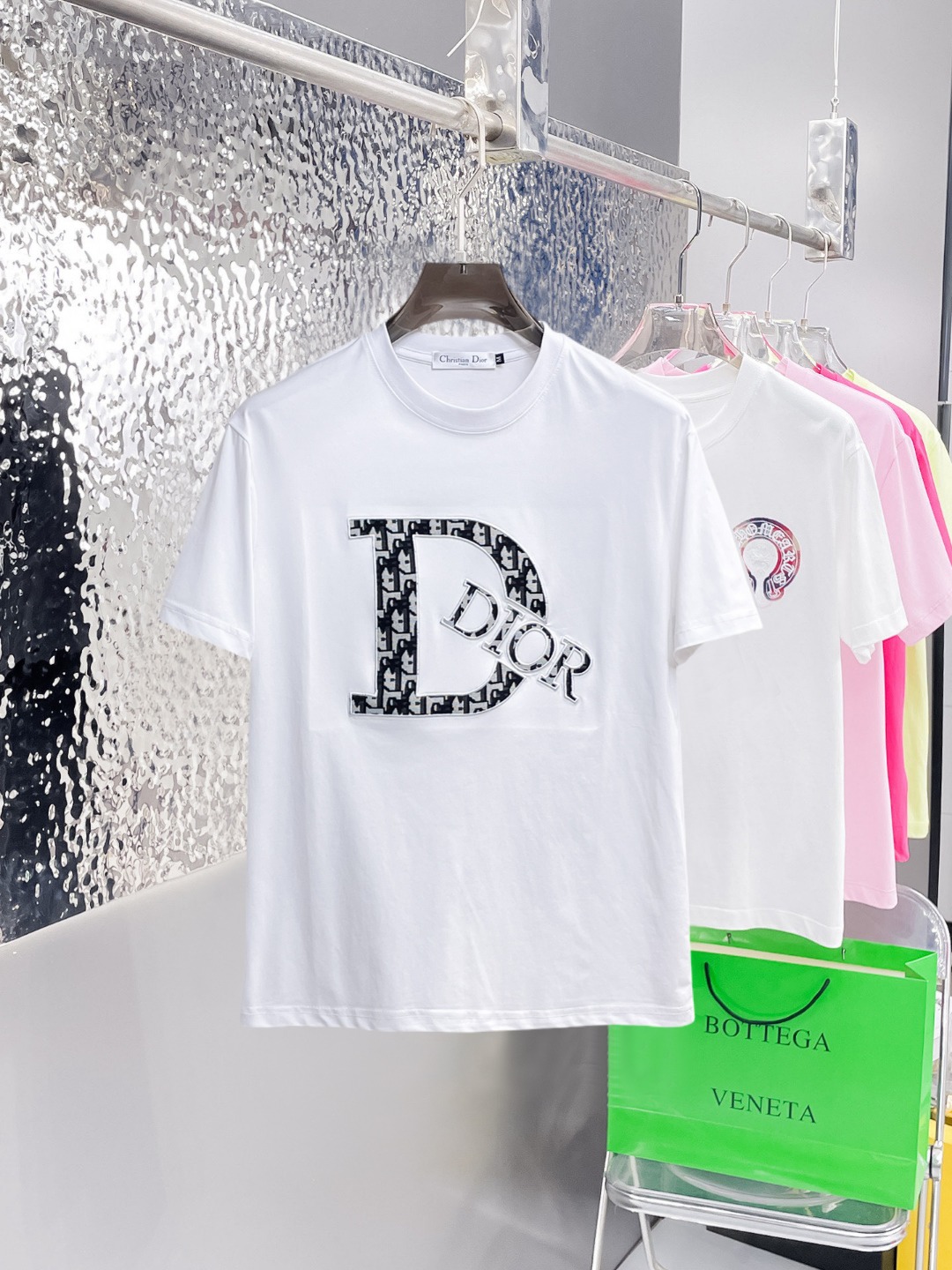 NO:876023,Dior's top products 2026 spring and summer new debut counter latest short-sleeved round neck T-shirt, high-end customization, avant-garde and fashionable design!  The brand logo is designed with heavy craftsmanship. High-end customized 260g fabric. Soft to the touch. Comfortable to wear. Exquisite stitching at the counter level. Fine workmanship. The upper body effect is incomparably handsome!  A must-have item for a stylish man!  Size M-XXXL,,dior,T-shirt,tees,t-shirt,19860909迪奥 顶级货品2026春夏新款首发专柜最新款短袖圆领T恤 高端订制 设计前卫时尚！品牌logo重工艺设计 高端定制260克面料.手感柔软.穿着舒适.专柜级别精致车线.做工精细.上身效果无敌帅气！型男必备单品！码数M-XXXL,,dior,T-shirt,tees，t-shirt,,Men's clothing