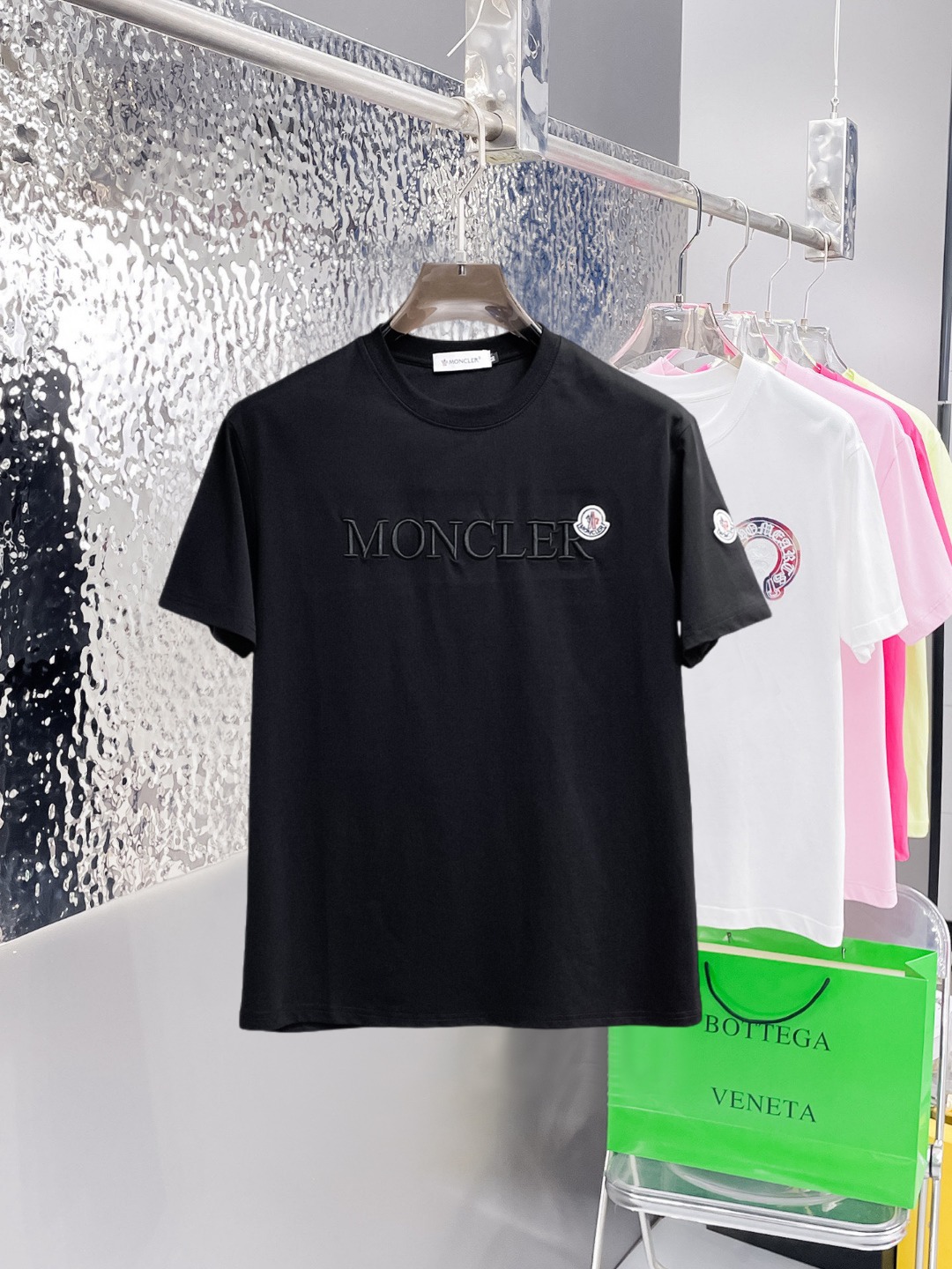 NO:876030,Mengkou's top products 2026 spring and summer new debut counter latest short-sleeved round neck T-shirt high-end custom design avant-garde fashion!  The brand logo is designed with heavy craftsmanship. High-end customized 260g fabric. Soft to the touch. Comfortable to wear. Exquisite stitching at the counter level. Fine workmanship. The upper body effect is incomparably handsome!  A must-have item for a stylish man!  Size M-XXXL,,Moncler,T-shirt,tees,t-shirt,19860909蒙口 顶级货品2026春夏新款首发专柜最新款短袖圆领T恤 高端订制 设计前卫时尚！品牌logo重工艺设计 高端定制260克面料.手感柔软.穿着舒适.专柜级别精致车线.做工精细.上身效果无敌帅气！型男必备单品！码数M-XXXL,,Moncler,T-shirt,tees，t-shirt,,Men's clothing
