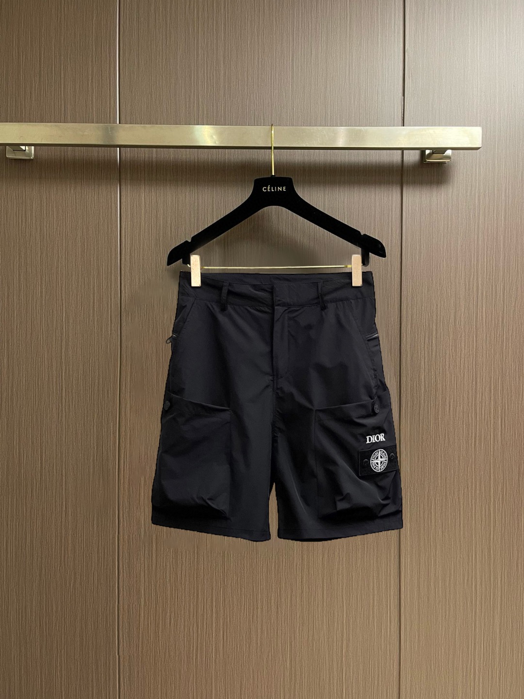 NO:847695,Dior's new 2026 summer original counter casual shorts, luxury classic brand original LOGO accessories, counter best-selling style, very comfortable to wear, low-key yet luxurious, very classy to wear. Needless to say the trousers style and tailoring, the upper body is exquisite and high-end, first-class and top-quality materials. Really palace-level casual pants. The cotton of Turkey is selected for its outstanding quality. After heavy washing, the pants are very soft!  Don't be picky. The upper body is absolutely stylish and extremely luxurious. Please state your height and weight when placing an order for sizes M-3XL.,,dior,shorts,19860909迪奥 2026夏季新款原单专柜休闲短裤,奢华经典品牌原版LOGO配饰 专柜热销款 身穿着非常舒适 低调不失奢华 穿出去非常有档次 裤型款式和裁剪亦无需多言 上身精致跃然高档一等一顶级质料 真正殿堂级的休闲裤 选用土耳其的棉花品质卓然,经过重水洗使得裤子很柔软！不挑人 上身绝对的有型 极度奢华. 尺码M-3XL下单报身高体重.,,dior,shorts,,Men's clothing