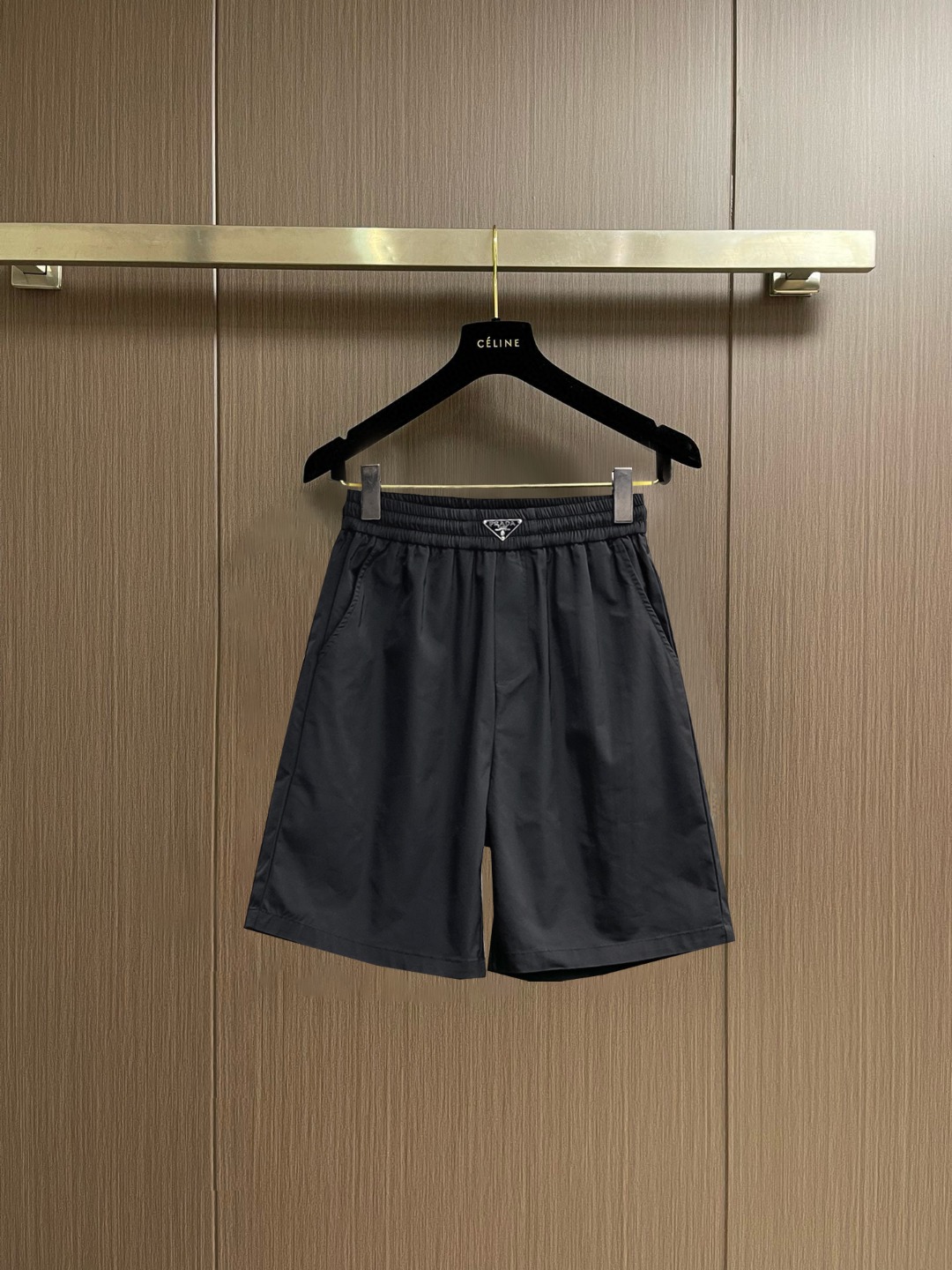 NO:847697,Prada 2026 new summer original counter casual shorts, luxury classic brand original LOGO accessories, counter best-selling model. Very comfortable to wear, low-key yet luxurious, very classy to wear. Needless to say the trousers style and cut. The upper body is exquisite and high-end, first-class and top-quality materials. Really palace-level casual pants. The cotton of Turkey is selected for its outstanding quality. After heavy washing, the pants are very soft!  Don't be picky. The upper body is absolutely stylish and extremely luxurious. Please quote your height and weight when ordering sizes M-3XL.,,prada,shorts,19860909普拉达 2026夏季新款原单专柜休闲短裤,奢华经典品牌原版LOGO配饰 专柜热销款 身穿着非常舒适 低调不失奢华 穿出去非常有档次 裤型款式和裁剪亦无需多言 上身精致跃然高档一等一顶级质料 真正殿堂级的休闲裤 选用土耳其的棉花品质卓然,经过重水洗使得裤子很柔软！不挑人 上身绝对的有型 极度奢华. 尺码M-3XL下单报身高体重.,,prada,shorts,,Men's clothing
