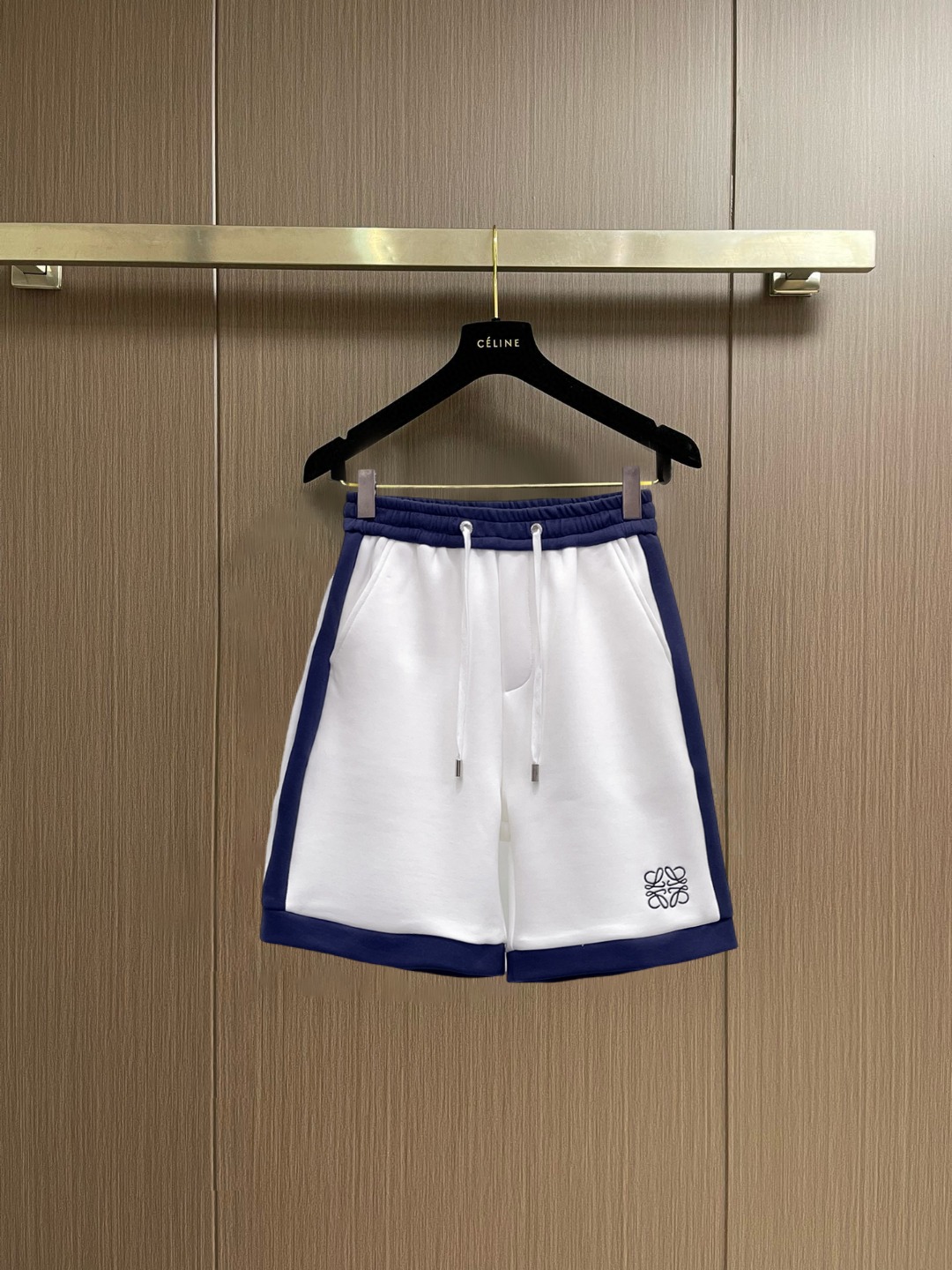NO:847701,Loewe's 2026 summer new original counter casual shorts, luxury classic brand original LOGO accessories, counter best-selling model. Very comfortable to wear, low-key yet luxurious, very classy to wear. Needless to say the trousers style and tailoring. The upper body is exquisite and high-end, first-class and top-quality materials. Really palace-level casual pants. The cotton of Turkey is selected for its outstanding quality. After heavy washing, the pants are very soft!  Don't be picky, the upper body is absolutely stylish and extremely luxurious. Please quote your height and weight when ordering sizes M-3XL.,,loewe,shorts,19860909罗意威 2026夏季新款原单专柜休闲短裤,奢华经典品牌原版LOGO配饰 专柜热销款 身穿着非常舒适 低调不失奢华 穿出去非常有档次 裤型款式和裁剪亦无需多言 上身精致跃然高档一等一顶级质料 真正殿堂级的休闲裤 选用土耳其的棉花品质卓然,经过重水洗使得裤子很柔软！不挑人 上身绝对的有型 极度奢华. 尺码M-3XL下单报身高体重.,,loewe,shorts,,Men's clothing