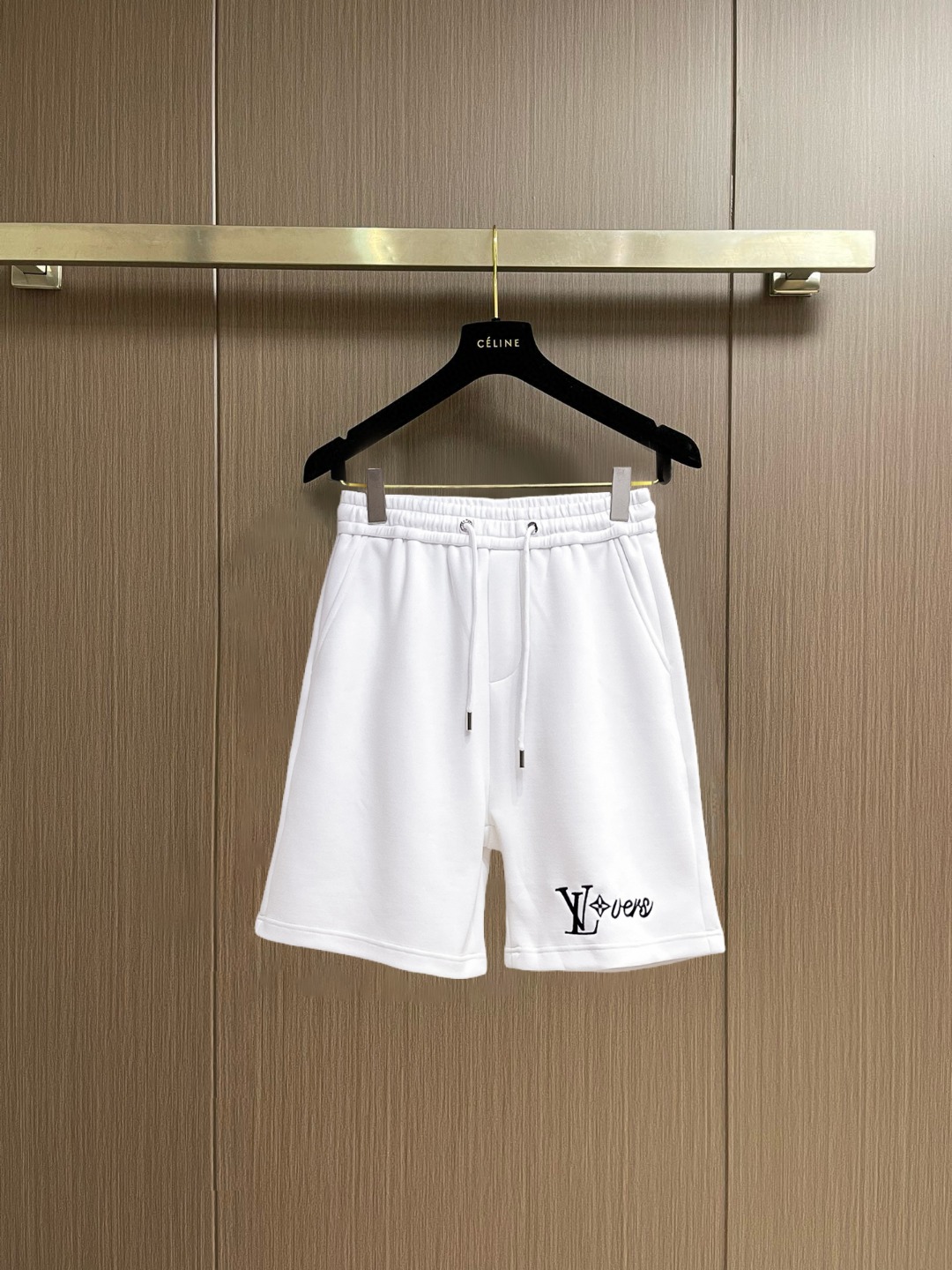 NO:847703,Lv 2026 summer new original counter casual shorts, luxury classic brand original LOGO accessories, counter best-selling style, very comfortable to wear, low-key yet luxurious, very classy to wear. Needless to say, the trousers style and tailoring. The upper body is exquisite and high-end, first-class and top-quality materials. Really palace-level casual pants. The cotton of Türkiye is of outstanding quality. After heavy washing, the pants are very soft!  Don't be picky. The upper body is absolutely stylish and extremely luxurious. Please quote your height and weight when ordering sizes M-3XL.,,louis vuitton,shorts,19860909Lv 2026夏季新款原单专柜休闲短裤,奢华经典品牌原版LOGO配饰 专柜热销款 身穿着非常舒适 低调不失奢华 穿出去非常有档次 裤型款式和裁剪亦无需多言 上身精致跃然高档一等一顶级质料 真正殿堂级的休闲裤 选用土耳其的棉花品质卓然,经过重水洗使得裤子很柔软！不挑人 上身绝对的有型 极度奢华. 尺码M-3XL下单报身高体重.,,louis vuitton,shorts,,Men's clothing