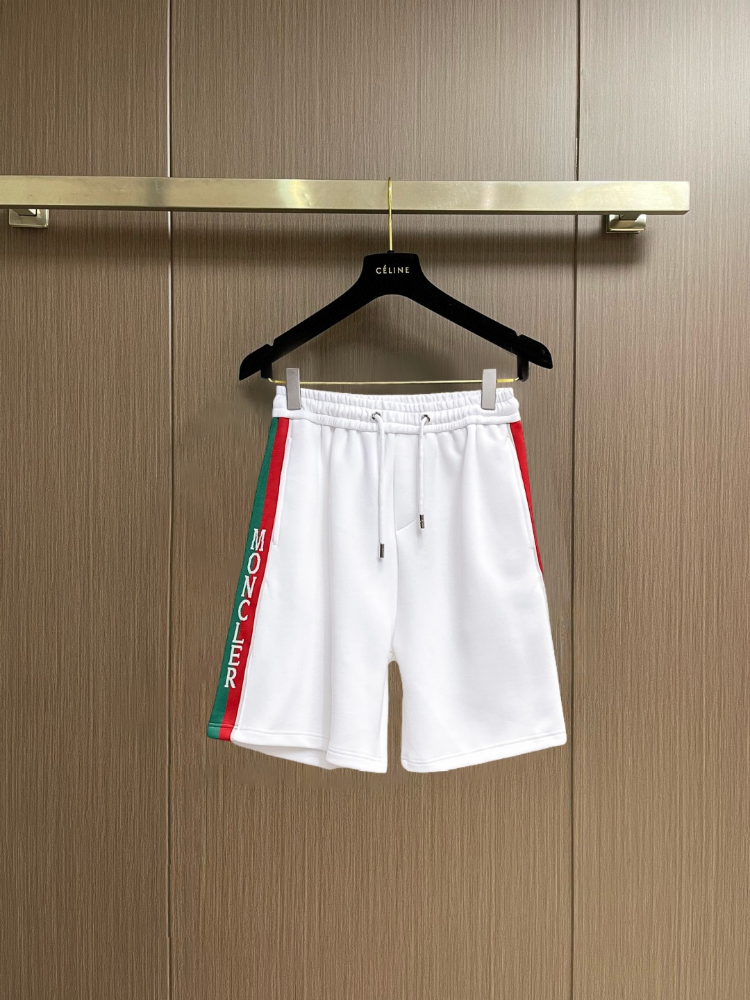 NO:847705,Mengkou 2026 summer new original counter casual shorts, luxury classic brand original LOGO accessories, counter best-selling style, very comfortable to wear, low-key yet luxurious, very classy to wear. Needless to say the trousers style and tailoring, the upper body is exquisite and high-end, first-class and top-quality materials. Really palace-level casual pants. The cotton of Turkey is selected for its outstanding quality. After heavy washing, the pants are very soft!  Don't be picky. The upper body is absolutely stylish and extremely luxurious. Please state your height and weight when ordering sizes M-3XL.,,Moncler,shorts,19860909蒙口 2026夏季新款原单专柜休闲短裤,奢华经典品牌原版LOGO配饰 专柜热销款 身穿着非常舒适 低调不失奢华 穿出去非常有档次 裤型款式和裁剪亦无需多言 上身精致跃然高档一等一顶级质料 真正殿堂级的休闲裤 选用土耳其的棉花品质卓然,经过重水洗使得裤子很柔软！不挑人 上身绝对的有型 极度奢华. 尺码M-3XL下单报身高体重.,,Moncler,shorts,,Men's clothing