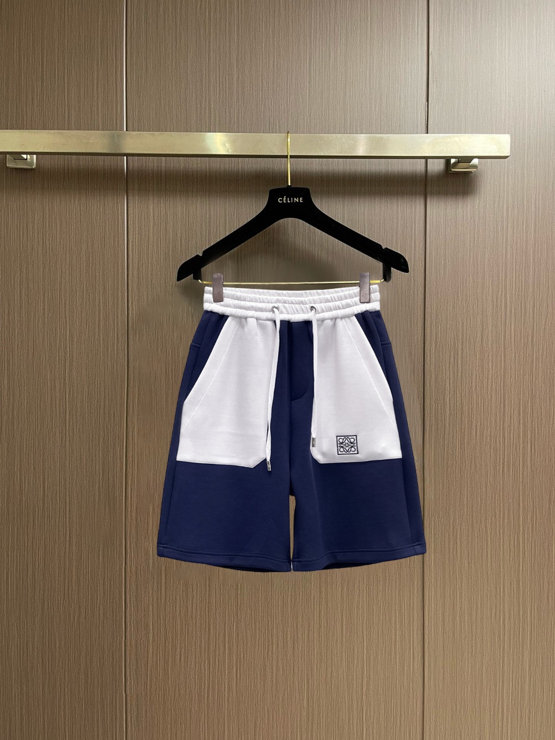 NO:847707,Loewe's 2026 summer new original counter casual shorts, luxury classic brand original LOGO accessories, counter best-selling model. Very comfortable to wear, low-key yet luxurious, very classy to wear. Needless to say the trousers style and tailoring. The upper body is exquisite and high-end, first-class and top-quality materials. Really palace-level casual pants. The cotton of Turkey is selected for its outstanding quality. After heavy washing, the pants are very soft!  Don't be picky, the upper body is absolutely stylish and extremely luxurious. Please quote your height and weight when ordering sizes M-3XL.,,loewe,shorts,19860909罗意威 2026夏季新款原单专柜休闲短裤,奢华经典品牌原版LOGO配饰 专柜热销款 身穿着非常舒适 低调不失奢华 穿出去非常有档次 裤型款式和裁剪亦无需多言 上身精致跃然高档一等一顶级质料 真正殿堂级的休闲裤 选用土耳其的棉花品质卓然,经过重水洗使得裤子很柔软！不挑人 上身绝对的有型 极度奢华. 尺码M-3XL下单报身高体重.,,loewe,shorts,,Men's clothing