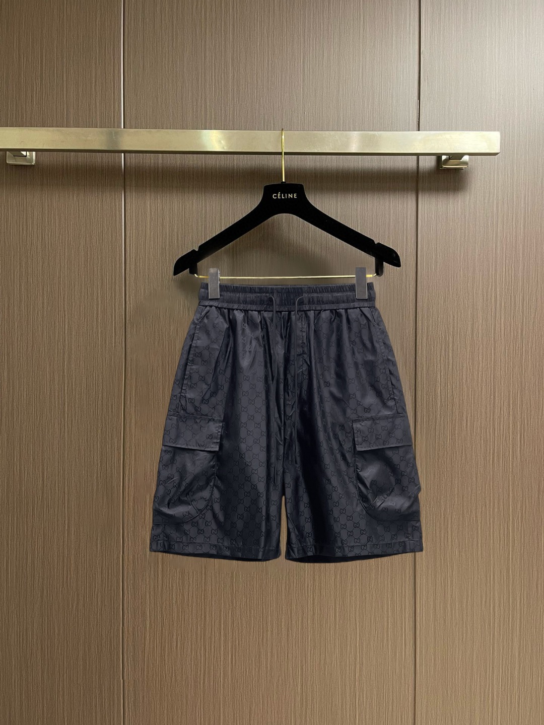 NO:847709,Gucci 2026 summer new original counter casual shorts, luxury classic brand original LOGO accessories, counter best-selling style. Very comfortable to wear, low-key yet luxurious, very classy to wear. Needless to say the trousers style and tailoring. The upper body is exquisite and high-end, first-class and top-quality materials. Really palace-level casual pants. The cotton of Turkey is selected for its outstanding quality. After heavy washing, the pants are very soft!  Don't be picky. The upper body is absolutely stylish and extremely luxurious. Please state your height and weight when placing an order for sizes M-3XL.,,shorts,19860909古奇 2026夏季新款原单专柜休闲短裤,奢华经典品牌原版LOGO配饰 专柜热销款 身穿着非常舒适 低调不失奢华 穿出去非常有档次 裤型款式和裁剪亦无需多言 上身精致跃然高档一等一顶级质料 真正殿堂级的休闲裤 选用土耳其的棉花品质卓然,经过重水洗使得裤子很柔软！不挑人 上身绝对的有型 极度奢华. 尺码M-3XL下单报身高体重.,,shorts,,Men's clothing