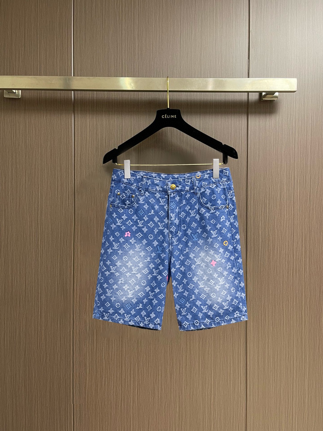 NO:847669,LV 2026 new summer men's denim shorts, heavy craftsmanship, advanced custom fabrics, breathable fabrics, extremely breathable, elastic and comfortable, impeccable details, top accessories, original logo design concept, delicate and soft feel!  The upper body fit is awesome!  Size M-3XL,,louis vuitton,shorts,19860909LV 2026夏季新款男士牛仔短裤,重工艺高级定制面料透气面料 透气弹力舒适度极高,细节无可挑剔,顶级辅料配备,原版logo设计理念,手感细腻柔软！上身版型超赞！尺码M-3XL,,louis vuitton,shorts,,Men's clothing