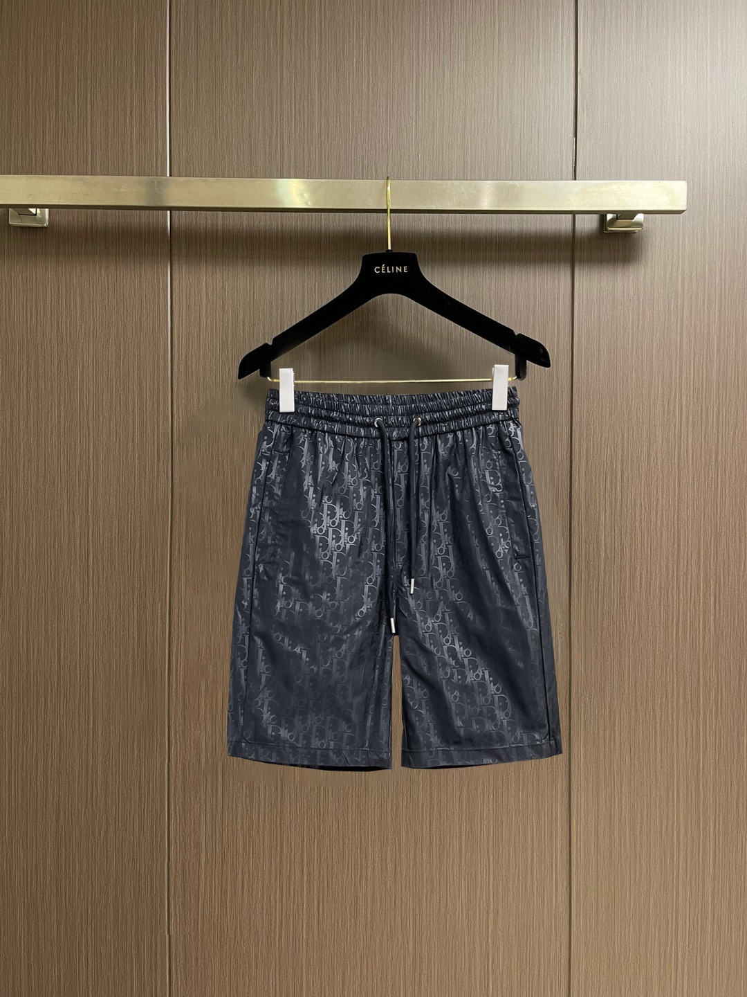 NO:847671,Dior's new 2026 summer original counter casual shorts, luxury classic brand original LOGO accessories, counter best-selling style, very comfortable to wear, low-key yet luxurious, very classy to wear. Needless to say the trousers style and tailoring, the upper body is exquisite and high-end, first-class and top-quality materials. Really palace-level casual pants. The cotton of Turkey is selected for its outstanding quality. After heavy washing, the pants are very soft!  Don't be picky. The upper body is absolutely stylish and extremely luxurious. Please state your height and weight when placing an order for sizes M-3XL.,,dior,shorts,19860909迪奥 2026夏季新款原单专柜休闲短裤,奢华经典品牌原版LOGO配饰 专柜热销款 身穿着非常舒适 低调不失奢华 穿出去非常有档次 裤型款式和裁剪亦无需多言 上身精致跃然高档一等一顶级质料 真正殿堂级的休闲裤 选用土耳其的棉花品质卓然,经过重水洗使得裤子很柔软！不挑人 上身绝对的有型 极度奢华. 尺码M-3XL下单报身高体重.,,dior,shorts,,Men's clothing