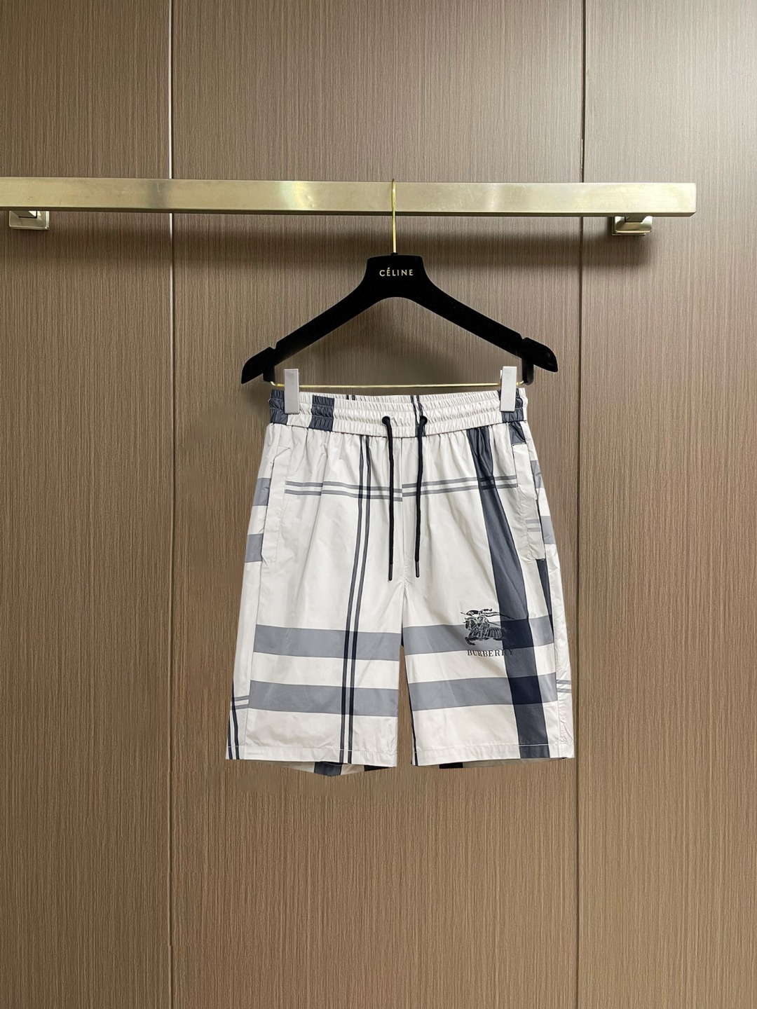 NO:847674,Burberry 2026 summer new original counter casual shorts, luxury classic brand original LOGO accessories, counter best-selling model. Very comfortable to wear, low-key yet luxurious, very classy to wear. Needless to say the trousers style and tailoring. The upper body is exquisite and high-end, first-class and top-quality materials. Really palace-level casual pants. The cotton of Turkey is selected for its outstanding quality. After heavy washing, the pants are very soft!  Don't be picky. The upper body is absolutely stylish and extremely luxurious. Please quote your height and weight when ordering sizes M-3XL.,,burberry,shorts,19860909巴宝莉 2026夏季新款原单专柜休闲短裤,奢华经典品牌原版LOGO配饰 专柜热销款 身穿着非常舒适 低调不失奢华 穿出去非常有档次 裤型款式和裁剪亦无需多言 上身精致跃然高档一等一顶级质料 真正殿堂级的休闲裤 选用土耳其的棉花品质卓然,经过重水洗使得裤子很柔软！不挑人 上身绝对的有型 极度奢华. 尺码M-3XL下单报身高体重.,,burberry,shorts,,Men's clothing