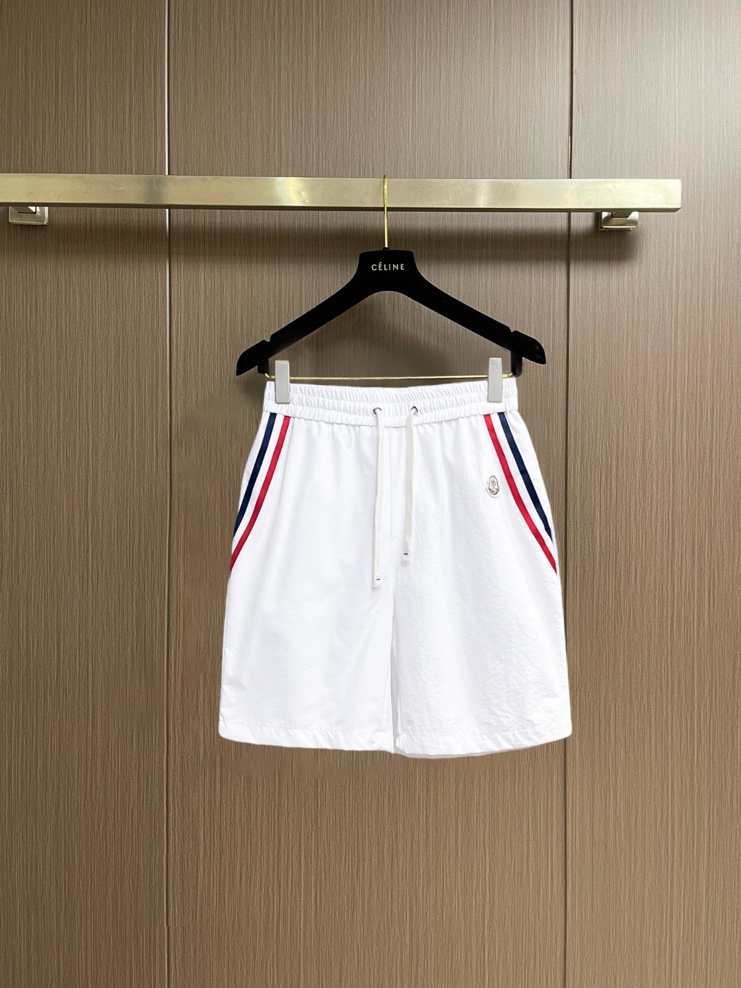 NO:847677,Mengkou 2026 summer new original counter casual shorts, luxury classic brand original LOGO accessories, counter best-selling style, very comfortable to wear, low-key yet luxurious, very classy to wear. Needless to say the trousers style and tailoring, the upper body is exquisite and high-end, first-class and top-quality materials. Really palace-level casual pants. The cotton of Turkey is selected for its outstanding quality. After heavy washing, the pants are very soft!  Don't be picky. The upper body is absolutely stylish and extremely luxurious. Please state your height and weight when ordering sizes M-3XL.,,Moncler,shorts,19860909蒙口 2026夏季新款原单专柜休闲短裤,奢华经典品牌原版LOGO配饰 专柜热销款 身穿着非常舒适 低调不失奢华 穿出去非常有档次 裤型款式和裁剪亦无需多言 上身精致跃然高档一等一顶级质料 真正殿堂级的休闲裤 选用土耳其的棉花品质卓然,经过重水洗使得裤子很柔软！不挑人 上身绝对的有型 极度奢华. 尺码M-3XL下单报身高体重.,,Moncler,shorts,,Men's clothing