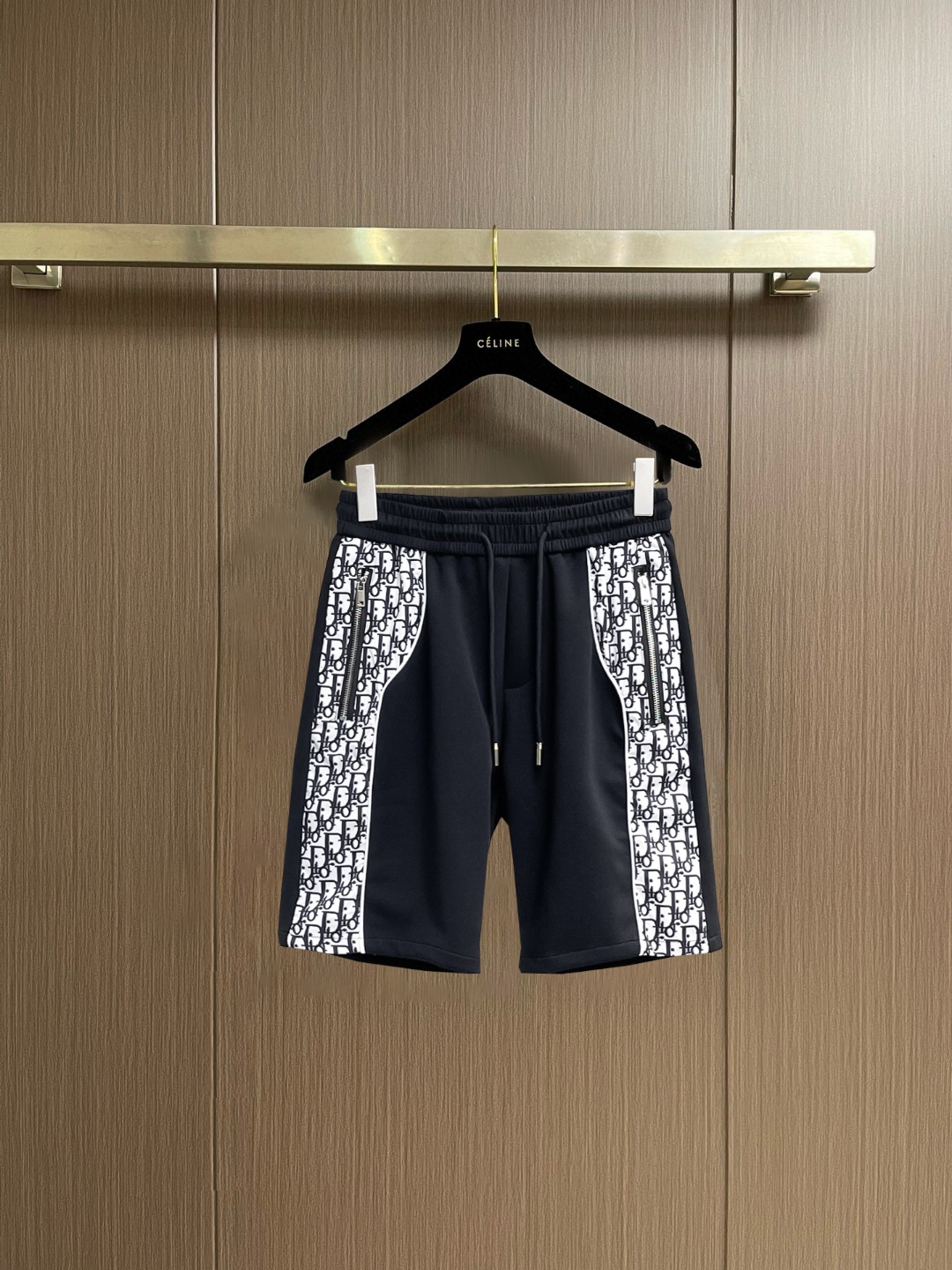 NO:847680,Dior's new 2026 summer original counter casual shorts, luxury classic brand original LOGO accessories, counter best-selling style, very comfortable to wear, low-key yet luxurious, very classy to wear. Needless to say the trousers style and tailoring, the upper body is exquisite and high-end, first-class and top-quality materials. Really palace-level casual pants. The cotton of Turkey is selected for its outstanding quality. After heavy washing, the pants are very soft!  Don't be picky. The upper body is absolutely stylish and extremely luxurious. Please state your height and weight when placing an order for sizes M-3XL.,,dior,shorts,19860909迪奥 2026夏季新款原单专柜休闲短裤,奢华经典品牌原版LOGO配饰 专柜热销款 身穿着非常舒适 低调不失奢华 穿出去非常有档次 裤型款式和裁剪亦无需多言 上身精致跃然高档一等一顶级质料 真正殿堂级的休闲裤 选用土耳其的棉花品质卓然,经过重水洗使得裤子很柔软！不挑人 上身绝对的有型 极度奢华. 尺码M-3XL下单报身高体重.,,dior,shorts,,Men's clothing