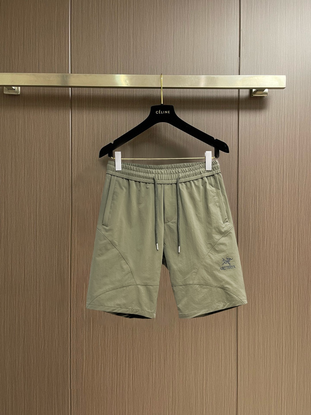 NO:847683,Arc'teryx 2026 summer new original counter casual shorts, luxury classic brand original LOGO accessories, counter best-selling model, very comfortable to wear, low-key yet luxurious, very classy to wear. Needless to say the trousers style and tailoring, the upper body is exquisite and high-end, first-class and top-quality materials. Really palace-level casual pants. The cotton of Turkey is of outstanding quality. After heavy washing, the pants are very soft!  Don't be picky, the upper body is absolutely stylish and extremely luxurious. Please state your height and weight when placing an order for sizes M-3XL.,arc'teryx,shorts,19860909始祖鸟 2026夏季新款原单专柜休闲短裤,奢华经典品牌原版LOGO配饰 专柜热销款 身穿着非常舒适 低调不失奢华 穿出去非常有档次 裤型款式和裁剪亦无需多言 上身精致跃然高档一等一顶级质料 真正殿堂级的休闲裤 选用土耳其的棉花品质卓然,经过重水洗使得裤子很柔软！不挑人 上身绝对的有型 极度奢华. 尺码M-3XL下单报身高体重.,arc'teryx,shorts,,Men's clothing