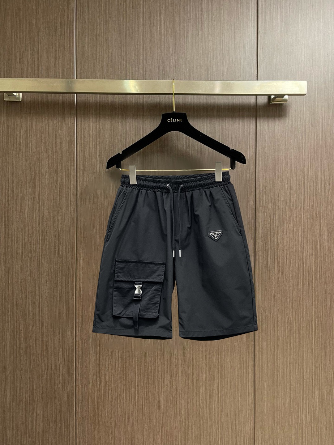 NO:847686,Prada 2026 new summer original counter casual shorts, luxury classic brand original LOGO accessories, counter best-selling model. Very comfortable to wear, low-key yet luxurious, very classy to wear. Needless to say the trousers style and cut. The upper body is exquisite and high-end, first-class and top-quality materials. Really palace-level casual pants. The cotton of Turkey is selected for its outstanding quality. After heavy washing, the pants are very soft!  Don't be picky. The upper body is absolutely stylish and extremely luxurious. Please quote your height and weight when ordering sizes M-3XL.,,prada,shorts,19860909普拉达 2026夏季新款原单专柜休闲短裤,奢华经典品牌原版LOGO配饰 专柜热销款 身穿着非常舒适 低调不失奢华 穿出去非常有档次 裤型款式和裁剪亦无需多言 上身精致跃然高档一等一顶级质料 真正殿堂级的休闲裤 选用土耳其的棉花品质卓然,经过重水洗使得裤子很柔软！不挑人 上身绝对的有型 极度奢华. 尺码M-3XL下单报身高体重.,,prada,shorts,,Men's clothing