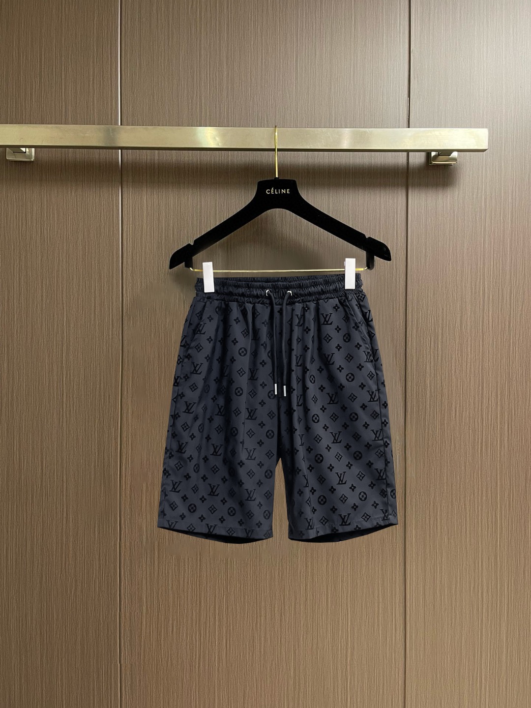 NO:847689,lv 2026 new summer style original counter casual shorts, luxury classic brand original LOGO accessories, counter best-selling style, very comfortable to wear, low-key yet luxurious, very classy to wear. Needless to say the trousers style and tailoring, the upper body is exquisite and high-end, first-class and top-quality materials. Really palace-level casual pants. The cotton of Turkey is selected for its outstanding quality. After heavy washing, the pants are very soft!  Don't be picky. The upper body is absolutely stylish and extremely luxurious. Please quote your height and weight when ordering sizes M-3XL.,,louis vuitton,shorts,19860909lv 2026夏季新款原单专柜休闲短裤,奢华经典品牌原版LOGO配饰 专柜热销款 身穿着非常舒适 低调不失奢华 穿出去非常有档次 裤型款式和裁剪亦无需多言 上身精致跃然高档一等一顶级质料 真正殿堂级的休闲裤 选用土耳其的棉花品质卓然,经过重水洗使得裤子很柔软！不挑人 上身绝对的有型 极度奢华. 尺码M-3XL下单报身高体重.,,louis vuitton,shorts,,Men's clothing