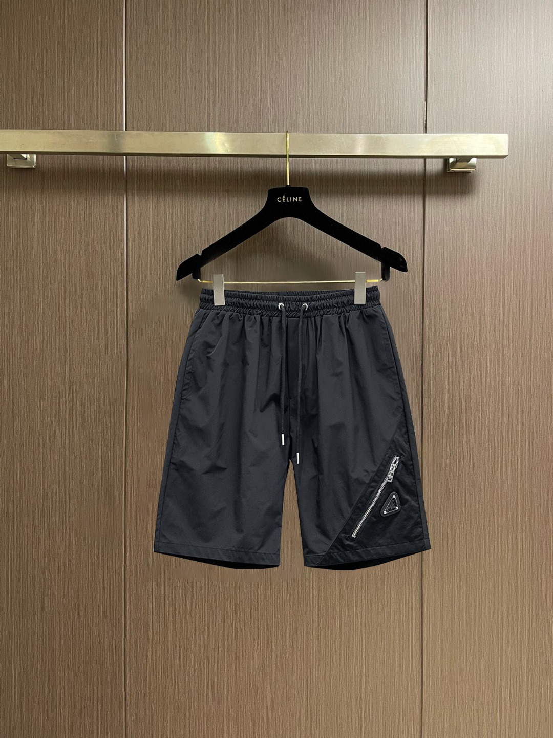 NO:847692,Prada 2026 new summer original counter casual shorts, luxury classic brand original LOGO accessories, counter best-selling model. Very comfortable to wear, low-key yet luxurious, very classy to wear. Needless to say the trousers style and cut. The upper body is exquisite and high-end, first-class and top-quality materials. Really palace-level casual pants. The cotton of Turkey is selected for its outstanding quality. After heavy washing, the pants are very soft!  Don't be picky. The upper body is absolutely stylish and extremely luxurious. Please quote your height and weight when ordering sizes M-3XL.,,prada,shorts,19860909普拉达 2026夏季新款原单专柜休闲短裤,奢华经典品牌原版LOGO配饰 专柜热销款 身穿着非常舒适 低调不失奢华 穿出去非常有档次 裤型款式和裁剪亦无需多言 上身精致跃然高档一等一顶级质料 真正殿堂级的休闲裤 选用土耳其的棉花品质卓然,经过重水洗使得裤子很柔软！不挑人 上身绝对的有型 极度奢华. 尺码M-3XL下单报身高体重.,,prada,shorts,,Men's clothing