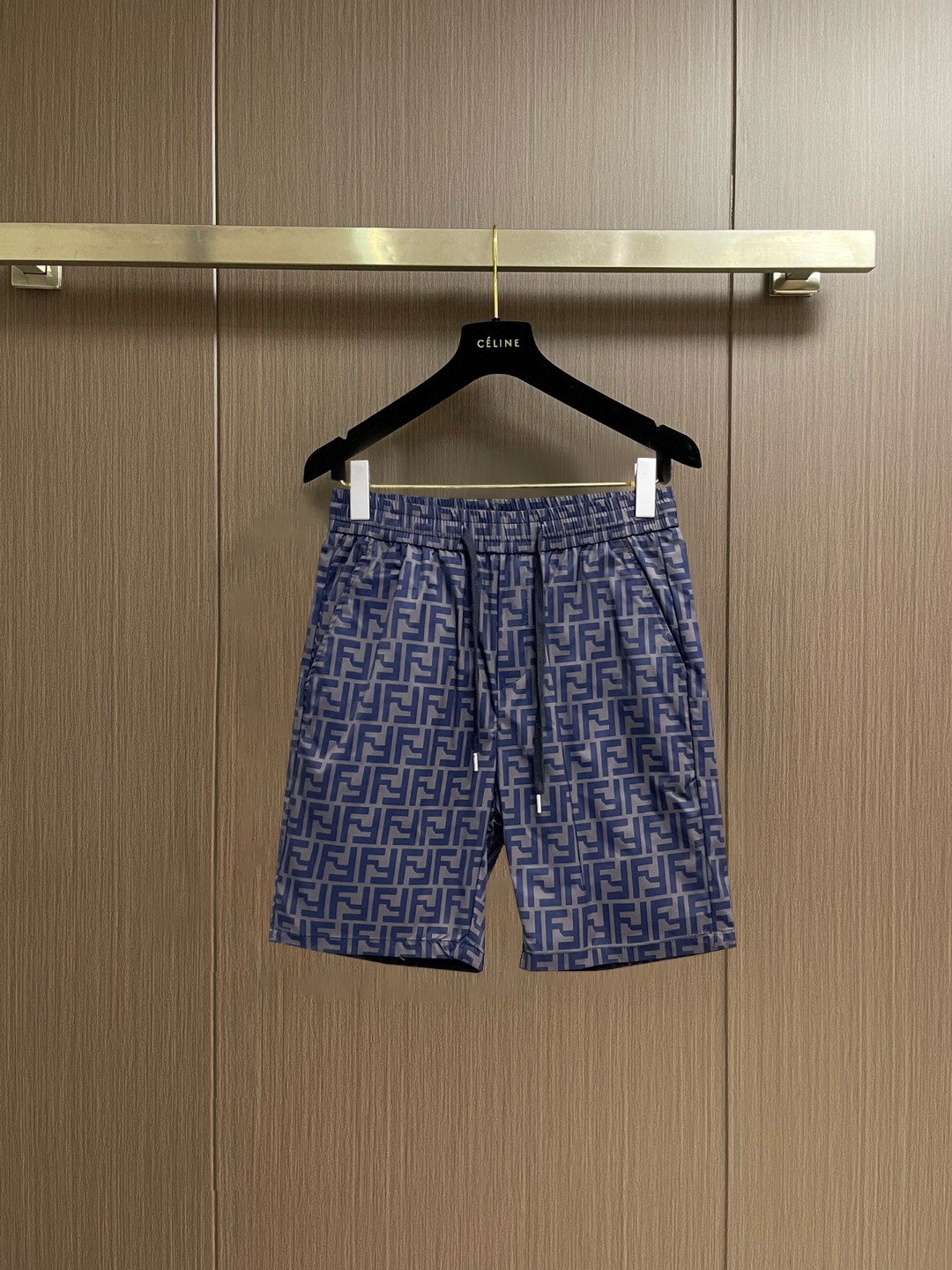NO:847667,Fendi 2026 summer new original counter casual shorts, luxury classic brand original LOGO accessories, counter best-selling style, very comfortable to wear, low-key yet luxurious, very classy to wear. Needless to say the trousers style and tailoring, the upper body is exquisite and high-end, first-class and top-quality materials. Really palace-level casual pants. The cotton of Turkey is selected for its outstanding quality. After heavy washing, the pants are very soft!  Don't be picky, the upper body is absolutely stylish and extremely luxurious. Please quote your height and weight when ordering sizes M-3XL.,,fendi,shorts,19860909芬迪 2026夏季新款原单专柜休闲短裤,奢华经典品牌原版LOGO配饰 专柜热销款 身穿着非常舒适 低调不失奢华 穿出去非常有档次 裤型款式和裁剪亦无需多言 上身精致跃然高档一等一顶级质料 真正殿堂级的休闲裤 选用土耳其的棉花品质卓然,经过重水洗使得裤子很柔软！不挑人 上身绝对的有型 极度奢华. 尺码M-3XL下单报身高体重.,,fendi,shorts,,Men's clothing