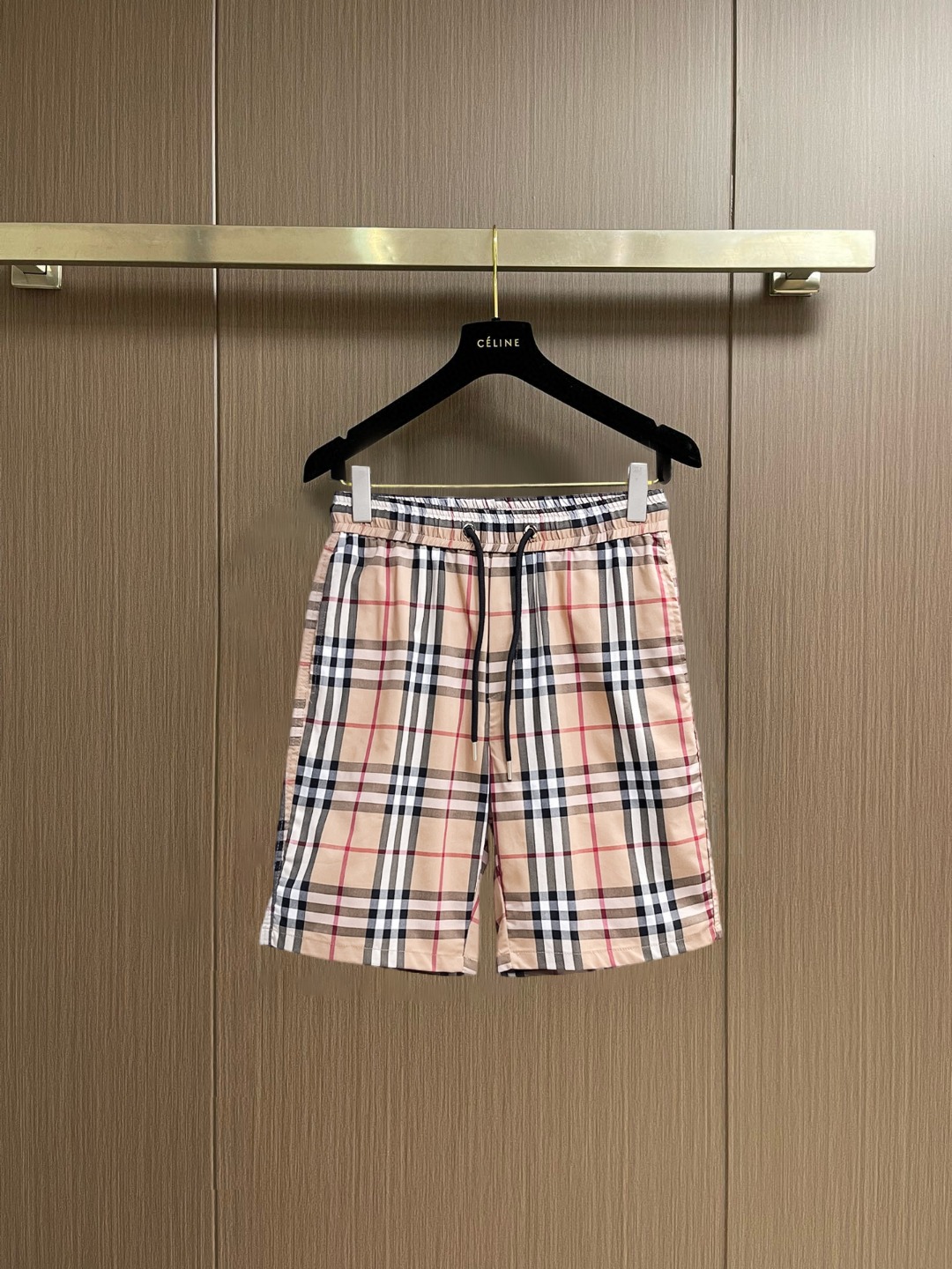NO:847670,Burberry 2026 summer new original counter casual shorts, luxury classic brand original LOGO accessories, counter best-selling model. Very comfortable to wear, low-key yet luxurious, very classy to wear. Needless to say the trousers style and tailoring. The upper body is exquisite and high-end, first-class and top-quality materials. Really palace-level casual pants. The cotton of Turkey is selected for its outstanding quality. After heavy washing, the pants are very soft!  Don't be picky. The upper body is absolutely stylish and extremely luxurious. Please quote your height and weight when ordering sizes M-3XL.,,burberry,shorts,19860909巴宝莉 2026夏季新款原单专柜休闲短裤,奢华经典品牌原版LOGO配饰 专柜热销款 身穿着非常舒适 低调不失奢华 穿出去非常有档次 裤型款式和裁剪亦无需多言 上身精致跃然高档一等一顶级质料 真正殿堂级的休闲裤 选用土耳其的棉花品质卓然,经过重水洗使得裤子很柔软！不挑人 上身绝对的有型 极度奢华. 尺码M-3XL下单报身高体重.,,burberry,shorts,,Men's clothing