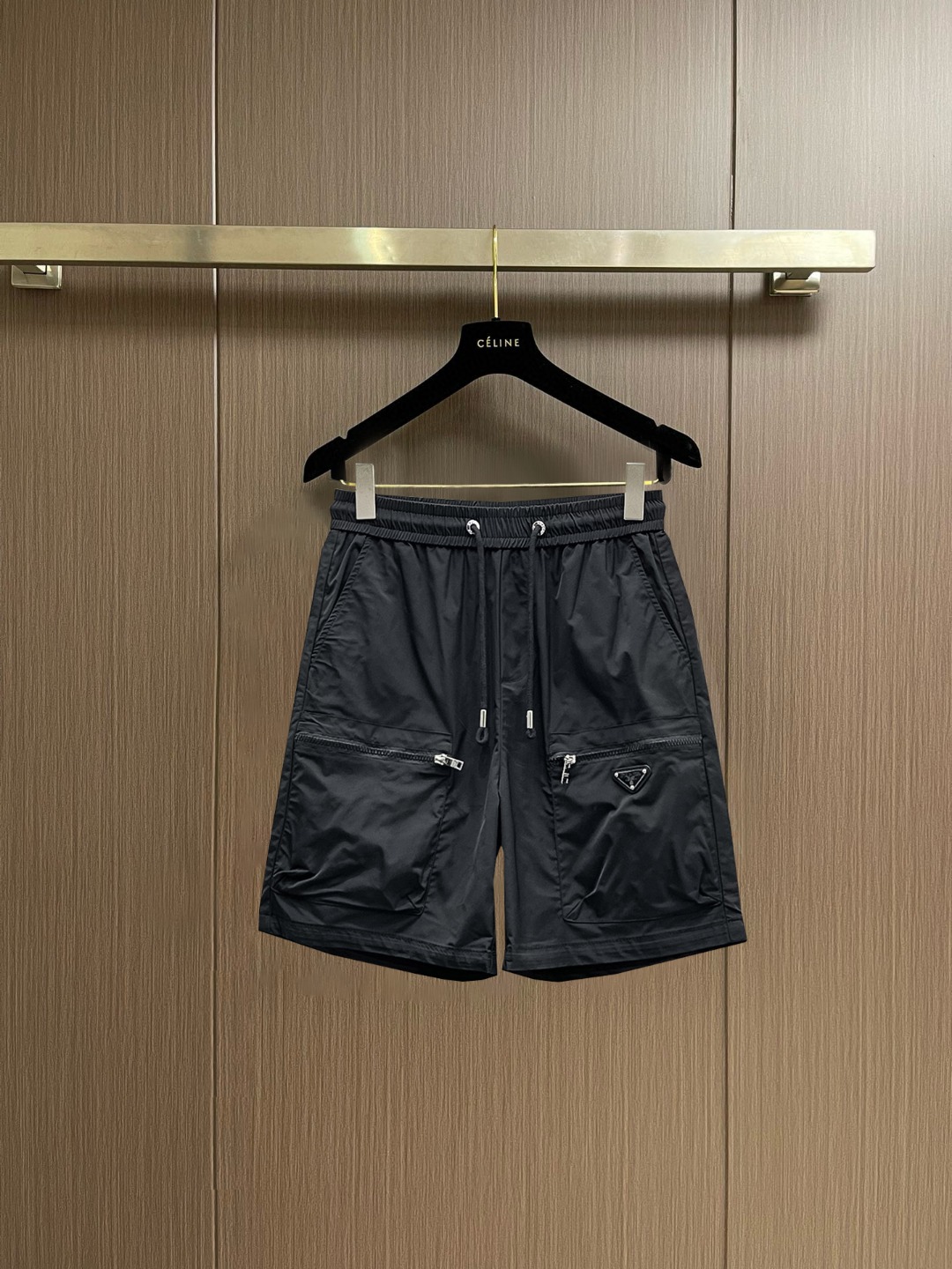 NO:847673,Prada 2026 new summer original counter casual shorts, luxury classic brand original LOGO accessories, counter best-selling model. Very comfortable to wear, low-key yet luxurious, very classy to wear. Needless to say the trousers style and cut. The upper body is exquisite and high-end, first-class and top-quality materials. Really palace-level casual pants. The cotton of Turkey is selected for its outstanding quality. After heavy washing, the pants are very soft!  Don't be picky. The upper body is absolutely stylish and extremely luxurious. Please quote your height and weight when ordering sizes M-3XL.,,prada,shorts,19860909普拉达 2026夏季新款原单专柜休闲短裤,奢华经典品牌原版LOGO配饰 专柜热销款 身穿着非常舒适 低调不失奢华 穿出去非常有档次 裤型款式和裁剪亦无需多言 上身精致跃然高档一等一顶级质料 真正殿堂级的休闲裤 选用土耳其的棉花品质卓然,经过重水洗使得裤子很柔软！不挑人 上身绝对的有型 极度奢华. 尺码M-3XL下单报身高体重.,,prada,shorts,,Men's clothing