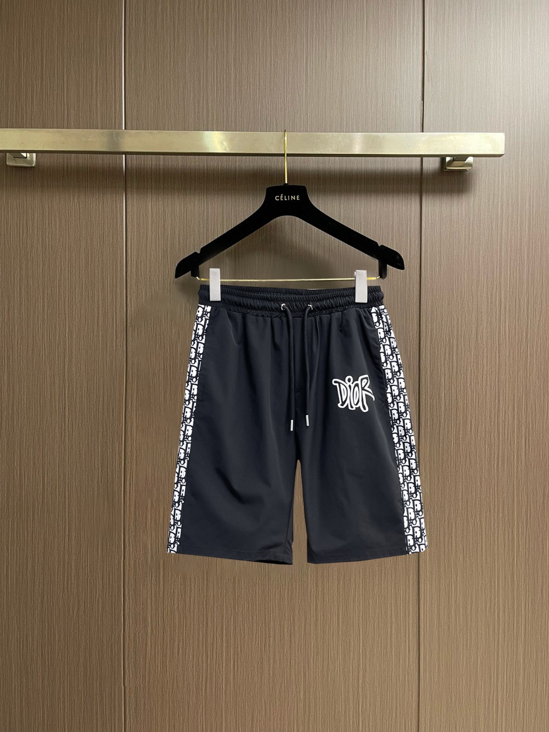 NO:847676,Dior's new 2026 summer original counter casual shorts, luxury classic brand original LOGO accessories, counter best-selling style, very comfortable to wear, low-key yet luxurious, very classy to wear. Needless to say the trousers style and tailoring, the upper body is exquisite and high-end, first-class and top-quality materials. Really palace-level casual pants. The cotton of Turkey is selected for its outstanding quality. After heavy washing, the pants are very soft!  Don't be picky. The upper body is absolutely stylish and extremely luxurious. Please state your height and weight when placing an order for sizes M-3XL.,,dior,shorts,19860909迪奥 2026夏季新款原单专柜休闲短裤,奢华经典品牌原版LOGO配饰 专柜热销款 身穿着非常舒适 低调不失奢华 穿出去非常有档次 裤型款式和裁剪亦无需多言 上身精致跃然高档一等一顶级质料 真正殿堂级的休闲裤 选用土耳其的棉花品质卓然,经过重水洗使得裤子很柔软！不挑人 上身绝对的有型 极度奢华. 尺码M-3XL下单报身高体重.,,dior,shorts,,Men's clothing