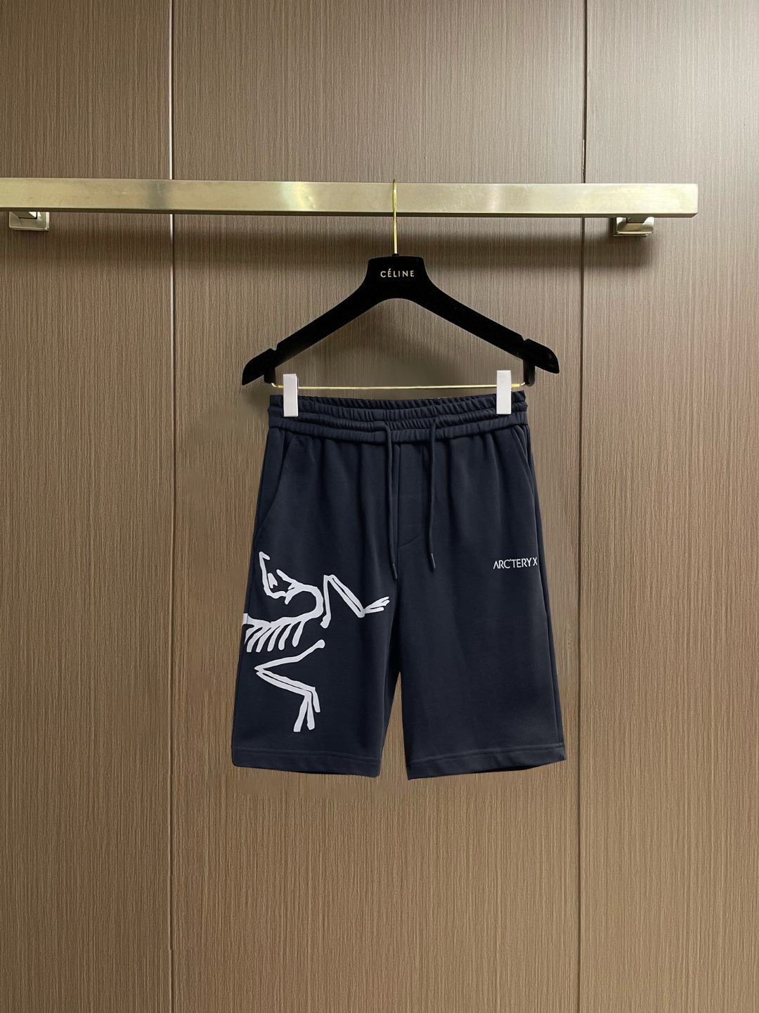 NO:847679,Arc'teryx 2026 summer new original counter casual shorts, luxury classic brand original LOGO accessories, counter best-selling model, very comfortable to wear, low-key yet luxurious, very classy to wear. Needless to say the trousers style and tailoring, the upper body is exquisite and high-end, first-class and top-quality materials. Really palace-level casual pants. The cotton of Turkey is of outstanding quality. After heavy washing, the pants are very soft!  Don't be picky, the upper body is absolutely stylish and extremely luxurious. Please state your height and weight when placing an order for sizes M-3XL.,arc'teryx,shorts,19860909始祖鸟 2026夏季新款原单专柜休闲短裤,奢华经典品牌原版LOGO配饰 专柜热销款 身穿着非常舒适 低调不失奢华 穿出去非常有档次 裤型款式和裁剪亦无需多言 上身精致跃然高档一等一顶级质料 真正殿堂级的休闲裤 选用土耳其的棉花品质卓然,经过重水洗使得裤子很柔软！不挑人 上身绝对的有型 极度奢华. 尺码M-3XL下单报身高体重.,arc'teryx,shorts,,Men's clothing