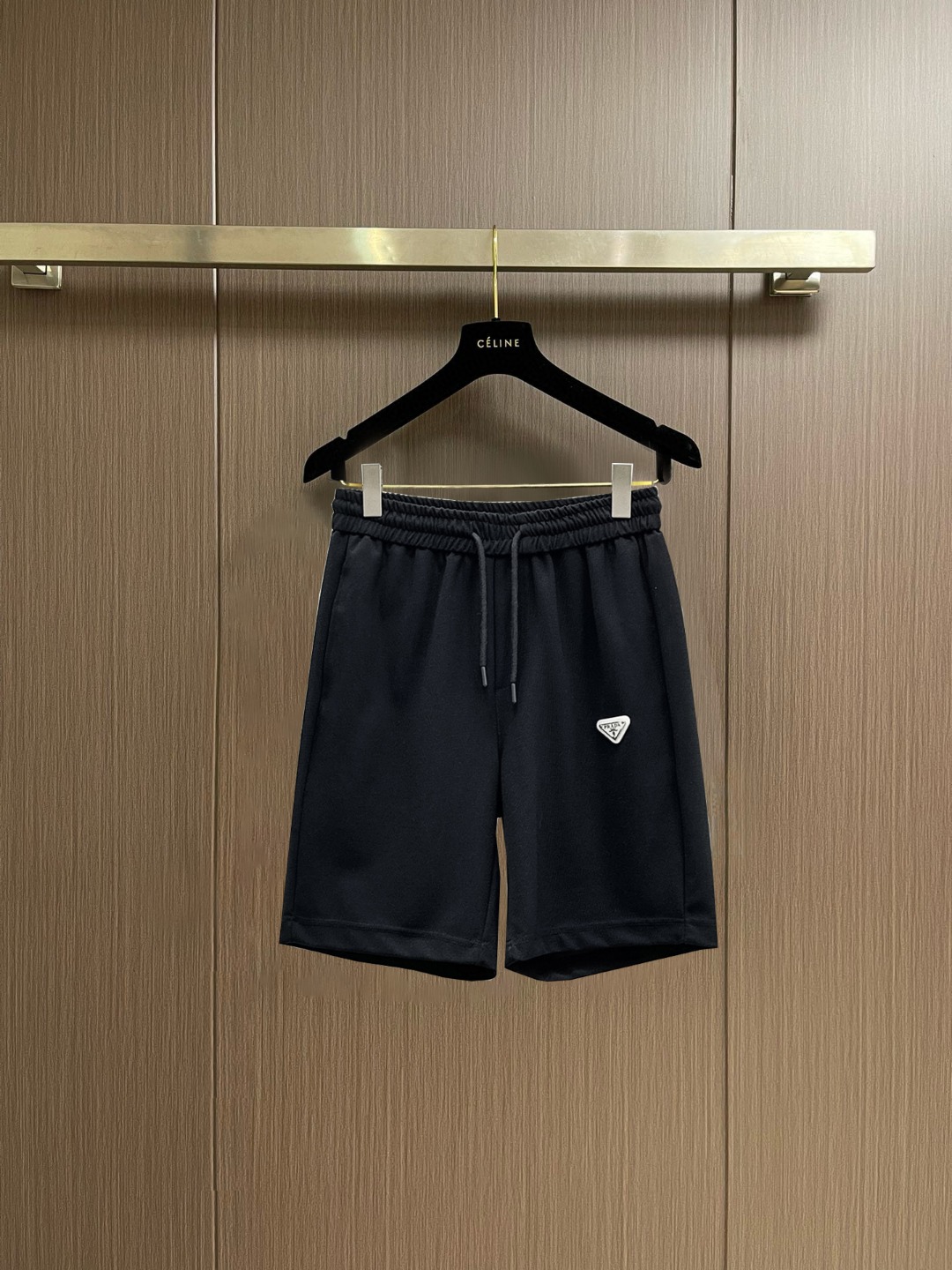 NO:847682,Prada 2026 new summer original counter casual shorts, luxury classic brand original LOGO accessories, counter best-selling model. Very comfortable to wear, low-key yet luxurious, very classy to wear. Needless to say the trousers style and cut. The upper body is exquisite and high-end, first-class and top-quality materials. Really palace-level casual pants. The cotton of Turkey is selected for its outstanding quality. After heavy washing, the pants are very soft!  Don't be picky. The upper body is absolutely stylish and extremely luxurious. Please quote your height and weight when ordering sizes M-3XL.,,prada,shorts,19860909普拉达 2026夏季新款原单专柜休闲短裤,奢华经典品牌原版LOGO配饰 专柜热销款 身穿着非常舒适 低调不失奢华 穿出去非常有档次 裤型款式和裁剪亦无需多言 上身精致跃然高档一等一顶级质料 真正殿堂级的休闲裤 选用土耳其的棉花品质卓然,经过重水洗使得裤子很柔软！不挑人 上身绝对的有型 极度奢华. 尺码M-3XL下单报身高体重.,,prada,shorts,,Men's clothing