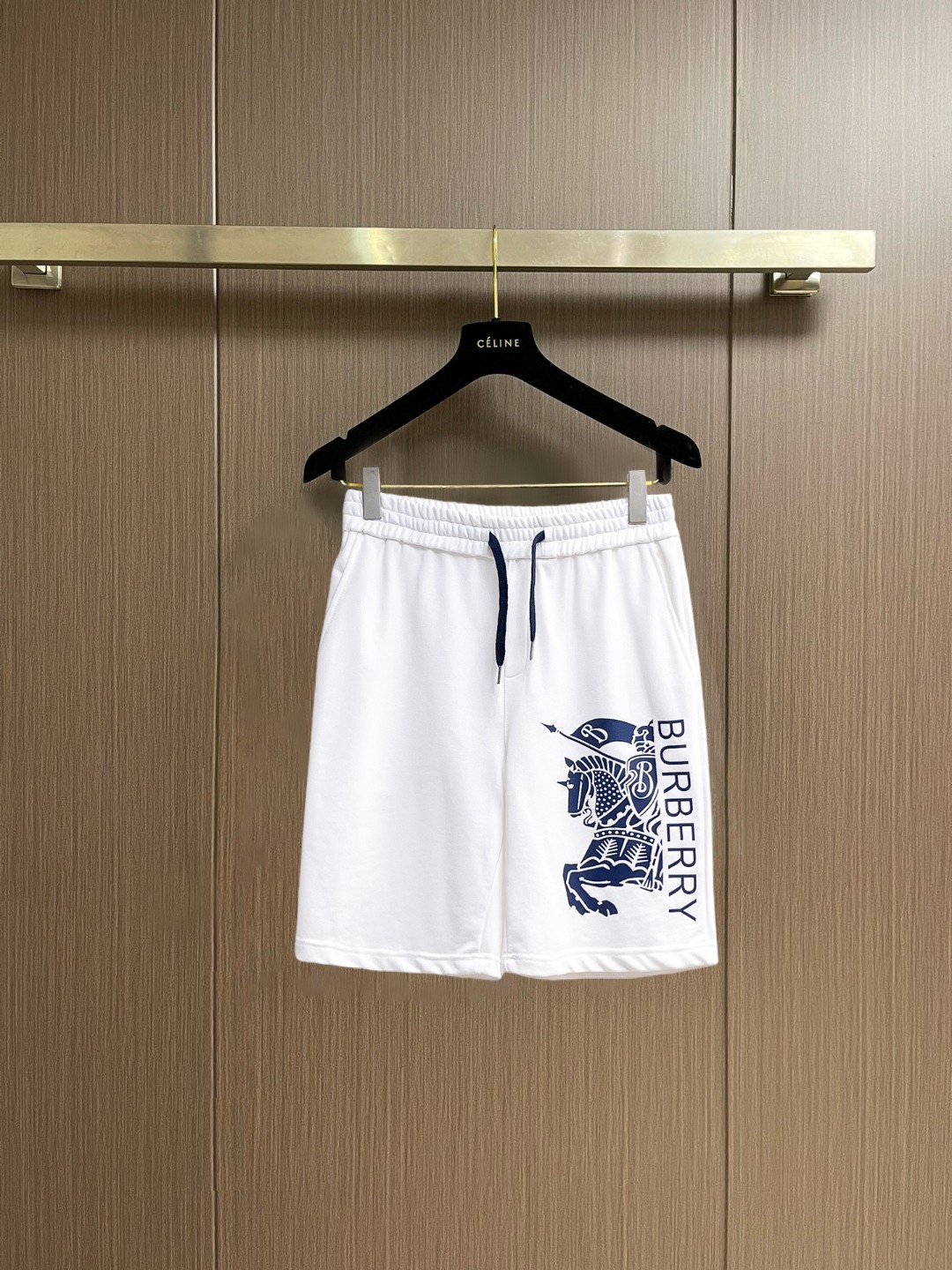 NO:847685,Burberry 2026 summer new original counter casual shorts, luxury classic brand original LOGO accessories, counter best-selling model. Very comfortable to wear, low-key yet luxurious, very classy to wear. Needless to say the trousers style and tailoring. The upper body is exquisite and high-end, first-class and top-quality materials. Really palace-level casual pants. The cotton of Turkey is selected for its outstanding quality. After heavy washing, the pants are very soft!  Don't be picky. The upper body is absolutely stylish and extremely luxurious. Please quote your height and weight when ordering sizes M-3XL.,,burberry,shorts,19860909巴宝莉 2026夏季新款原单专柜休闲短裤,奢华经典品牌原版LOGO配饰 专柜热销款 身穿着非常舒适 低调不失奢华 穿出去非常有档次 裤型款式和裁剪亦无需多言 上身精致跃然高档一等一顶级质料 真正殿堂级的休闲裤 选用土耳其的棉花品质卓然,经过重水洗使得裤子很柔软！不挑人 上身绝对的有型 极度奢华. 尺码M-3XL下单报身高体重.,,burberry,shorts,,Men's clothing