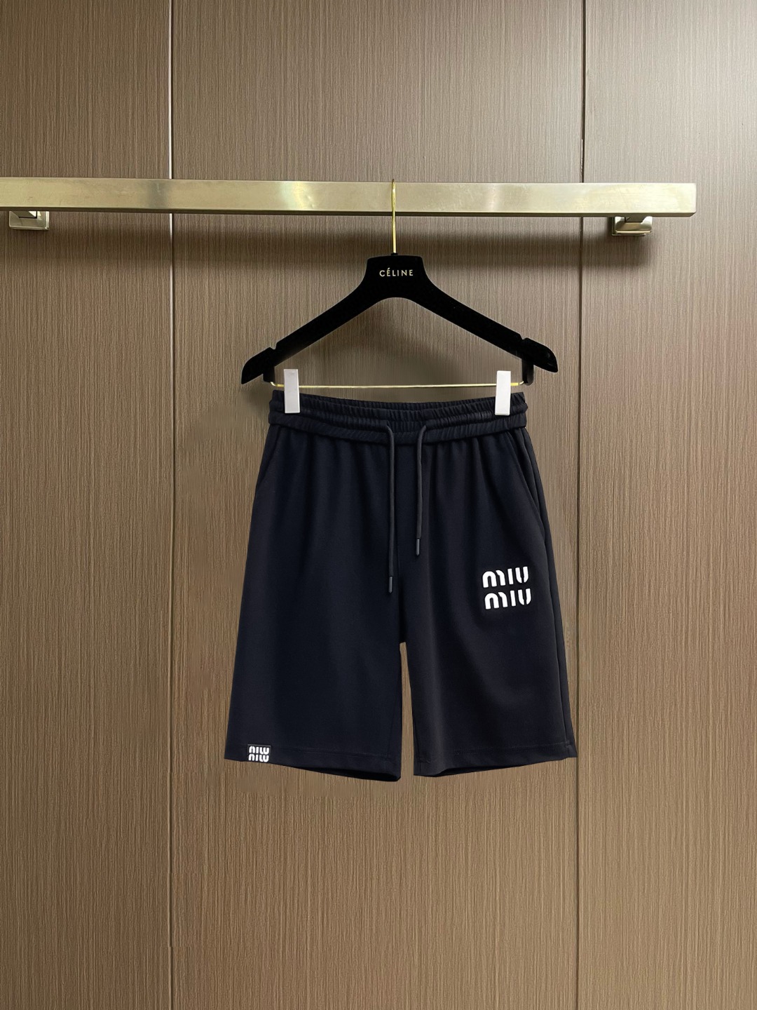 NO:847688,miumiu 2026 summer new original counter casual shorts, luxury classic brand original LOGO accessories, counter best-selling style, very comfortable to wear, low-key yet luxurious, very classy to wear. Needless to say, the style and tailoring of the pants. The upper body is exquisite and high-end, first-class and top-quality materials. Really palace-level casual pants. The cotton of Turkey is of outstanding quality. After heavy washing, the pants are very soft!  Don't be picky, the upper body is absolutely stylish and extremely luxurious. Please quote your height and weight when ordering sizes M-3XL.,,miumiu,shorts,19860909miumiu 2026夏季新款原单专柜休闲短裤,奢华经典品牌原版LOGO配饰 专柜热销款 身穿着非常舒适 低调不失奢华 穿出去非常有档次 裤型款式和裁剪亦无需多言 上身精致跃然高档一等一顶级质料 真正殿堂级的休闲裤 选用土耳其的棉花品质卓然,经过重水洗使得裤子很柔软！不挑人 上身绝对的有型 极度奢华. 尺码M-3XL下单报身高体重.,,miumiu,shorts,,Men's clothing