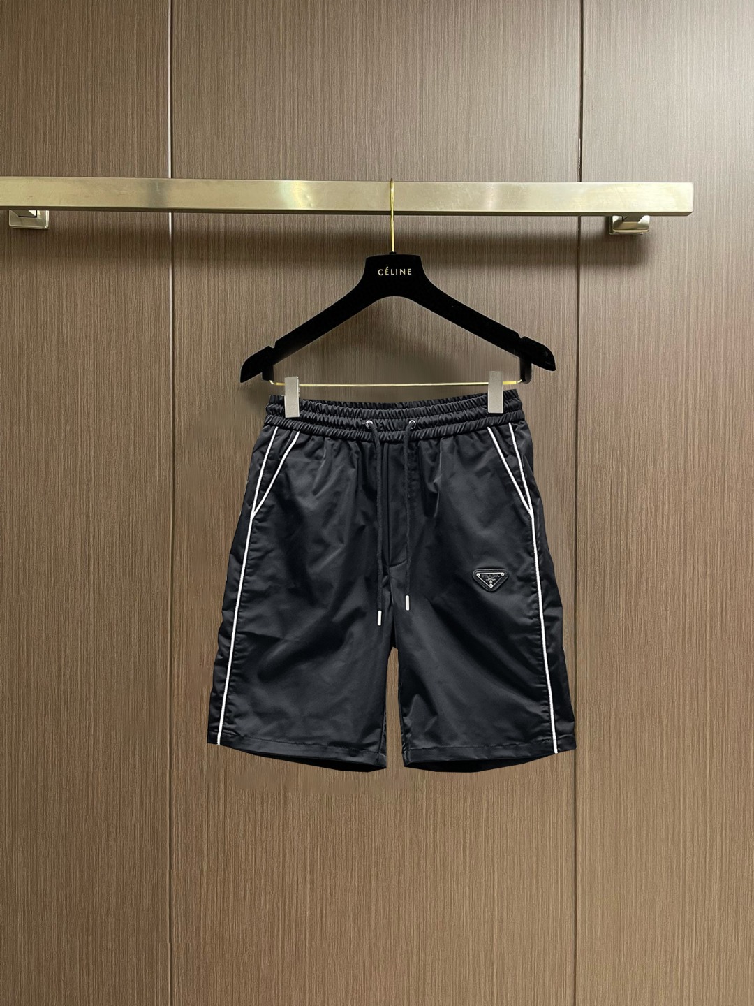 NO:847691,Prada 2026 new summer original counter casual shorts, luxury classic brand original LOGO accessories, counter best-selling model. Very comfortable to wear, low-key yet luxurious, very classy to wear. Needless to say the trousers style and cut. The upper body is exquisite and high-end, first-class and top-quality materials. Really palace-level casual pants. The cotton of Turkey is selected for its outstanding quality. After heavy washing, the pants are very soft!  Don't be picky. The upper body is absolutely stylish and extremely luxurious. Please quote your height and weight when ordering sizes M-3XL.,,prada,shorts,19860909普拉达 2026夏季新款原单专柜休闲短裤,奢华经典品牌原版LOGO配饰 专柜热销款 身穿着非常舒适 低调不失奢华 穿出去非常有档次 裤型款式和裁剪亦无需多言 上身精致跃然高档一等一顶级质料 真正殿堂级的休闲裤 选用土耳其的棉花品质卓然,经过重水洗使得裤子很柔软！不挑人 上身绝对的有型 极度奢华. 尺码M-3XL下单报身高体重.,,prada,shorts,,Men's clothing