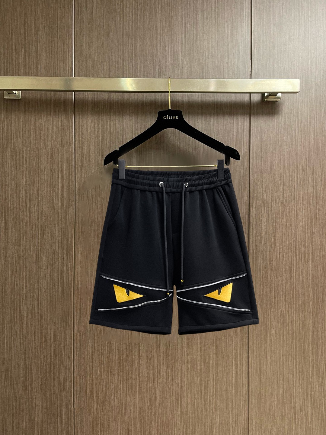 NO:847710,Fendi 2026 summer new original counter casual shorts, luxury classic brand original LOGO accessories, counter best-selling style, very comfortable to wear, low-key yet luxurious, very classy to wear. Needless to say the trousers style and tailoring, the upper body is exquisite and high-end, first-class and top-quality materials. Really palace-level casual pants. The cotton of Turkey is selected for its outstanding quality. After heavy washing, the pants are very soft!  Don't be picky, the upper body is absolutely stylish and extremely luxurious. Please quote your height and weight when ordering sizes M-3XL.,,fendi,shorts,19860909芬迪 2026夏季新款原单专柜休闲短裤,奢华经典品牌原版LOGO配饰 专柜热销款 身穿着非常舒适 低调不失奢华 穿出去非常有档次 裤型款式和裁剪亦无需多言 上身精致跃然高档一等一顶级质料 真正殿堂级的休闲裤 选用土耳其的棉花品质卓然,经过重水洗使得裤子很柔软！不挑人 上身绝对的有型 极度奢华. 尺码M-3XL下单报身高体重.,,fendi,shorts,,Men's clothing