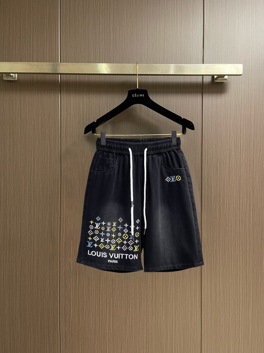 NO:847712,lv 2026 new summer style original counter casual shorts, luxury classic brand original LOGO accessories, counter best-selling style, very comfortable to wear, low-key yet luxurious, very classy to wear. Needless to say the trousers style and tailoring, the upper body is exquisite and high-end, first-class and top-quality materials. Really palace-level casual pants. The cotton of Turkey is selected for its outstanding quality. After heavy washing, the pants are very soft!  Don't be picky. The upper body is absolutely stylish and extremely luxurious. Please quote your height and weight when ordering sizes M-3XL.,,louis vuitton,shorts,19860909lv 2026夏季新款原单专柜休闲短裤,奢华经典品牌原版LOGO配饰 专柜热销款 身穿着非常舒适 低调不失奢华 穿出去非常有档次 裤型款式和裁剪亦无需多言 上身精致跃然高档一等一顶级质料 真正殿堂级的休闲裤 选用土耳其的棉花品质卓然,经过重水洗使得裤子很柔软！不挑人 上身绝对的有型 极度奢华. 尺码M-3XL下单报身高体重.,,louis vuitton,shorts,,Men's clothing