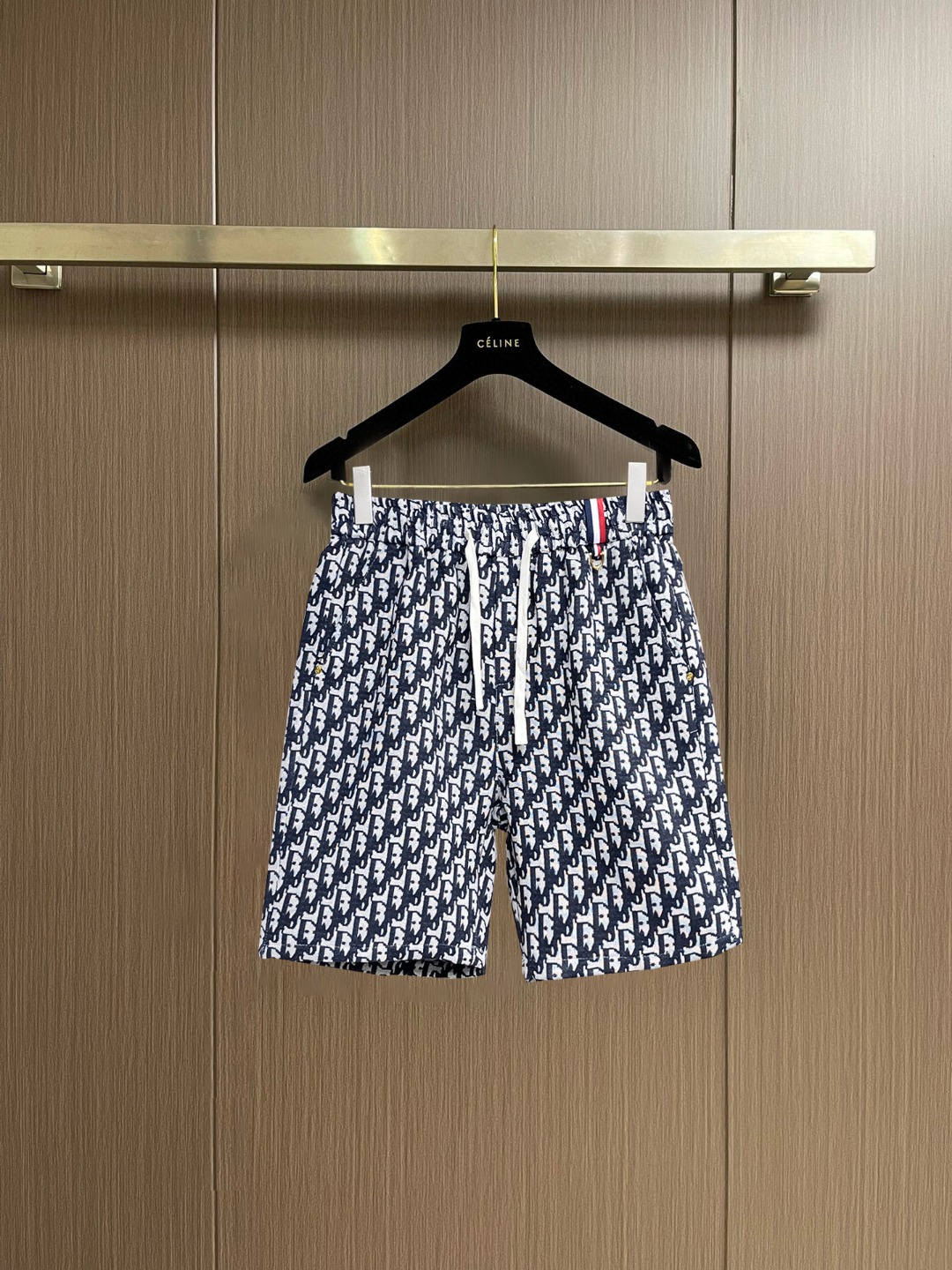 NO:847711,Dior's new 2026 summer original counter casual shorts, luxury classic brand original LOGO accessories, counter best-selling style, very comfortable to wear, low-key yet luxurious, very classy to wear. Needless to say the trousers style and tailoring, the upper body is exquisite and high-end, first-class and top-quality materials. Really palace-level casual pants. The cotton of Turkey is selected for its outstanding quality. After heavy washing, the pants are very soft!  Don't be picky. The upper body is absolutely stylish and extremely luxurious. Please state your height and weight when placing an order for sizes M-3XL.,,dior,shorts,19860909迪奥 2026夏季新款原单专柜休闲短裤,奢华经典品牌原版LOGO配饰 专柜热销款 身穿着非常舒适 低调不失奢华 穿出去非常有档次 裤型款式和裁剪亦无需多言 上身精致跃然高档一等一顶级质料 真正殿堂级的休闲裤 选用土耳其的棉花品质卓然,经过重水洗使得裤子很柔软！不挑人 上身绝对的有型 极度奢华. 尺码M-3XL下单报身高体重.,,dior,shorts,,Men's clothing