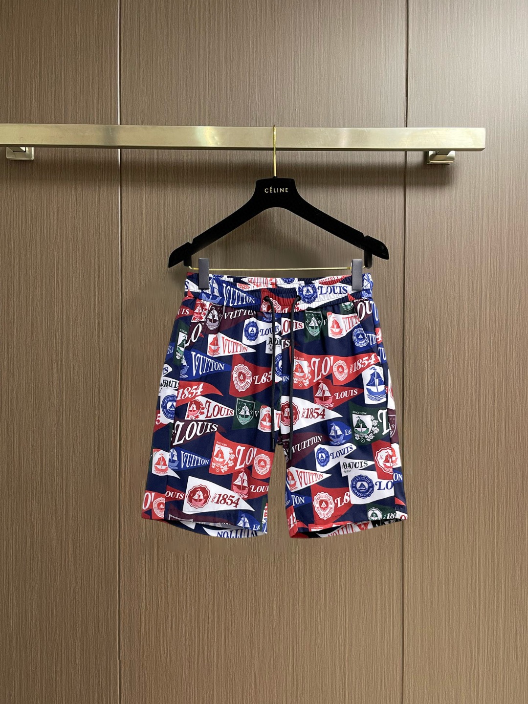 NO:847713,lv 2026 new summer style original counter casual shorts, luxury classic brand original LOGO accessories, counter best-selling style, very comfortable to wear, low-key yet luxurious, very classy to wear. Needless to say the trousers style and tailoring, the upper body is exquisite and high-end, first-class and top-quality materials. Really palace-level casual pants. The cotton of Turkey is selected for its outstanding quality. After heavy washing, the pants are very soft!  Don't be picky. The upper body is absolutely stylish and extremely luxurious. Please quote your height and weight when ordering sizes M-3XL.,,louis vuitton,shorts,19860909lv 2026夏季新款原单专柜休闲短裤,奢华经典品牌原版LOGO配饰 专柜热销款 身穿着非常舒适 低调不失奢华 穿出去非常有档次 裤型款式和裁剪亦无需多言 上身精致跃然高档一等一顶级质料 真正殿堂级的休闲裤 选用土耳其的棉花品质卓然,经过重水洗使得裤子很柔软！不挑人 上身绝对的有型 极度奢华. 尺码M-3XL下单报身高体重.,,louis vuitton,shorts,,Men's clothing