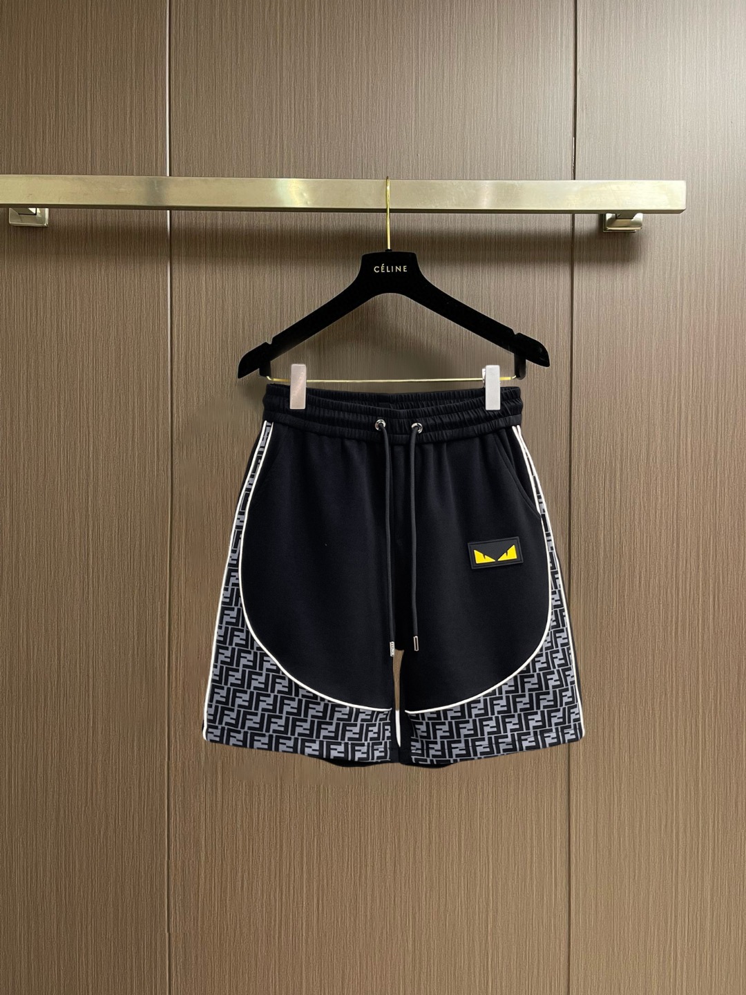 NO:847696,Fendi 2026 summer new original counter casual shorts, luxury classic brand original LOGO accessories, counter best-selling style, very comfortable to wear, low-key yet luxurious, very classy to wear. Needless to say the trousers style and tailoring, the upper body is exquisite and high-end, first-class and top-quality materials. Really palace-level casual pants. The cotton of Turkey is selected for its outstanding quality. After heavy washing, the pants are very soft!  Don't be picky, the upper body is absolutely stylish and extremely luxurious. Please quote your height and weight when ordering sizes M-3XL.,,fendi,shorts,19860909芬迪 2026夏季新款原单专柜休闲短裤,奢华经典品牌原版LOGO配饰 专柜热销款 身穿着非常舒适 低调不失奢华 穿出去非常有档次 裤型款式和裁剪亦无需多言 上身精致跃然高档一等一顶级质料 真正殿堂级的休闲裤 选用土耳其的棉花品质卓然,经过重水洗使得裤子很柔软！不挑人 上身绝对的有型 极度奢华. 尺码M-3XL下单报身高体重.,,fendi,shorts,,Men's clothing