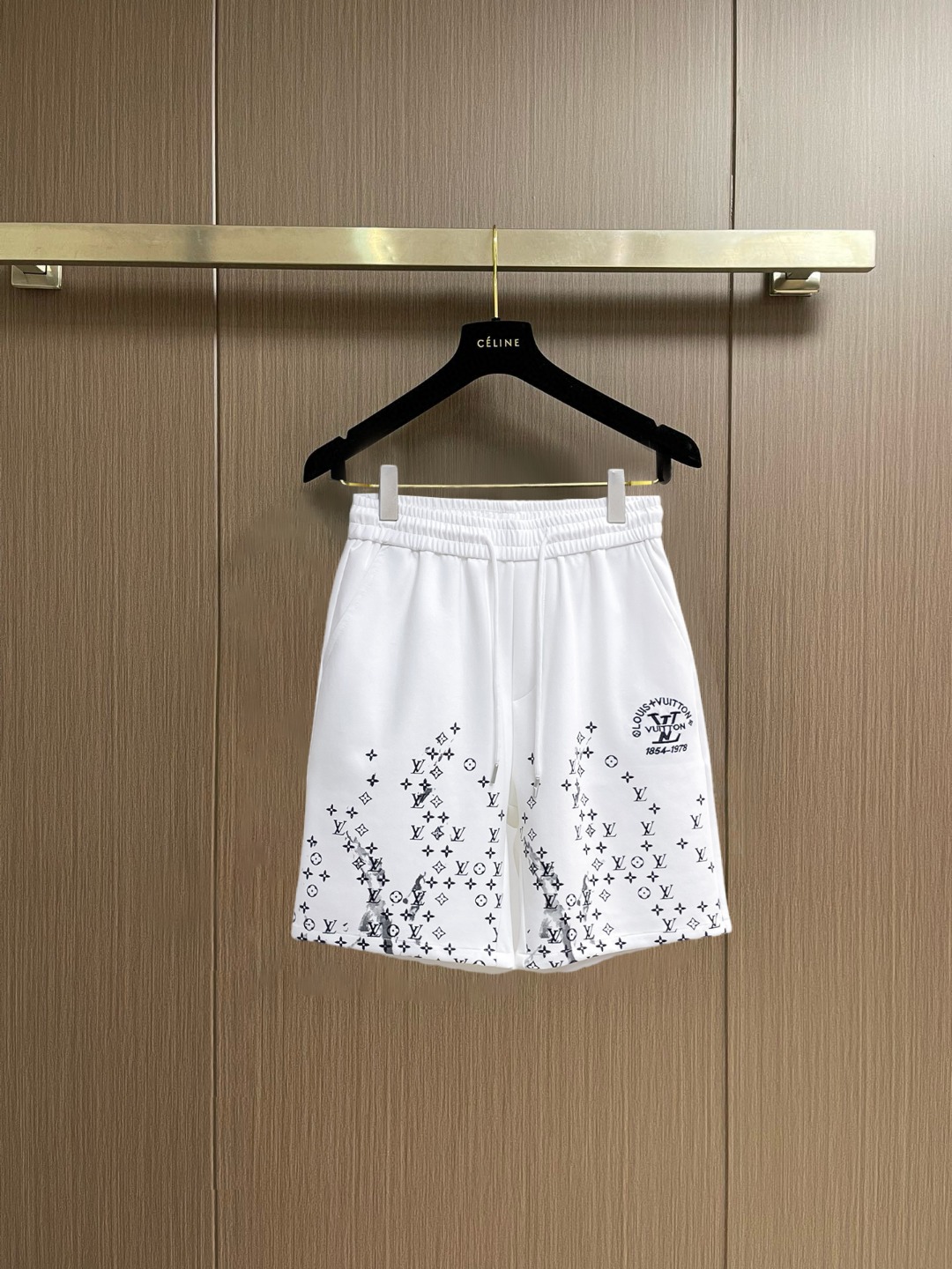 NO:847700,lv 2026 new summer style original counter casual shorts, luxury classic brand original LOGO accessories, counter best-selling style, very comfortable to wear, low-key yet luxurious, very classy to wear. Needless to say the trousers style and tailoring, the upper body is exquisite and high-end, first-class and top-quality materials. Really palace-level casual pants. The cotton of Turkey is selected for its outstanding quality. After heavy washing, the pants are very soft!  Don't be picky. The upper body is absolutely stylish and extremely luxurious. Please quote your height and weight when ordering sizes M-3XL.,,louis vuitton,shorts,19860909lv 2026夏季新款原单专柜休闲短裤,奢华经典品牌原版LOGO配饰 专柜热销款 身穿着非常舒适 低调不失奢华 穿出去非常有档次 裤型款式和裁剪亦无需多言 上身精致跃然高档一等一顶级质料 真正殿堂级的休闲裤 选用土耳其的棉花品质卓然,经过重水洗使得裤子很柔软！不挑人 上身绝对的有型 极度奢华. 尺码M-3XL下单报身高体重.,,louis vuitton,shorts,,Men's clothing