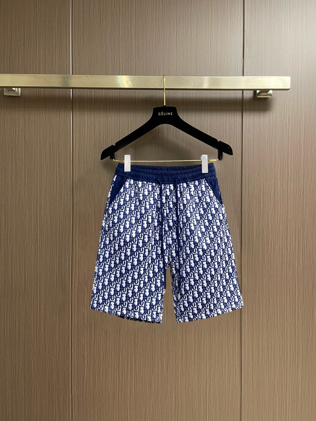 NO:847702,Dior's new 2026 summer original counter casual shorts, luxury classic brand original LOGO accessories, counter best-selling style, very comfortable to wear, low-key yet luxurious, very classy to wear. Needless to say the trousers style and tailoring, the upper body is exquisite and high-end, first-class and top-quality materials. Really palace-level casual pants. The cotton of Turkey is selected for its outstanding quality. After heavy washing, the pants are very soft!  Don't be picky. The upper body is absolutely stylish and extremely luxurious. Please state your height and weight when placing an order for sizes M-3XL.,,dior,shorts,19860909迪奥 2026夏季新款原单专柜休闲短裤,奢华经典品牌原版LOGO配饰 专柜热销款 身穿着非常舒适 低调不失奢华 穿出去非常有档次 裤型款式和裁剪亦无需多言 上身精致跃然高档一等一顶级质料 真正殿堂级的休闲裤 选用土耳其的棉花品质卓然,经过重水洗使得裤子很柔软！不挑人 上身绝对的有型 极度奢华. 尺码M-3XL下单报身高体重.,,dior,shorts,,Men's clothing