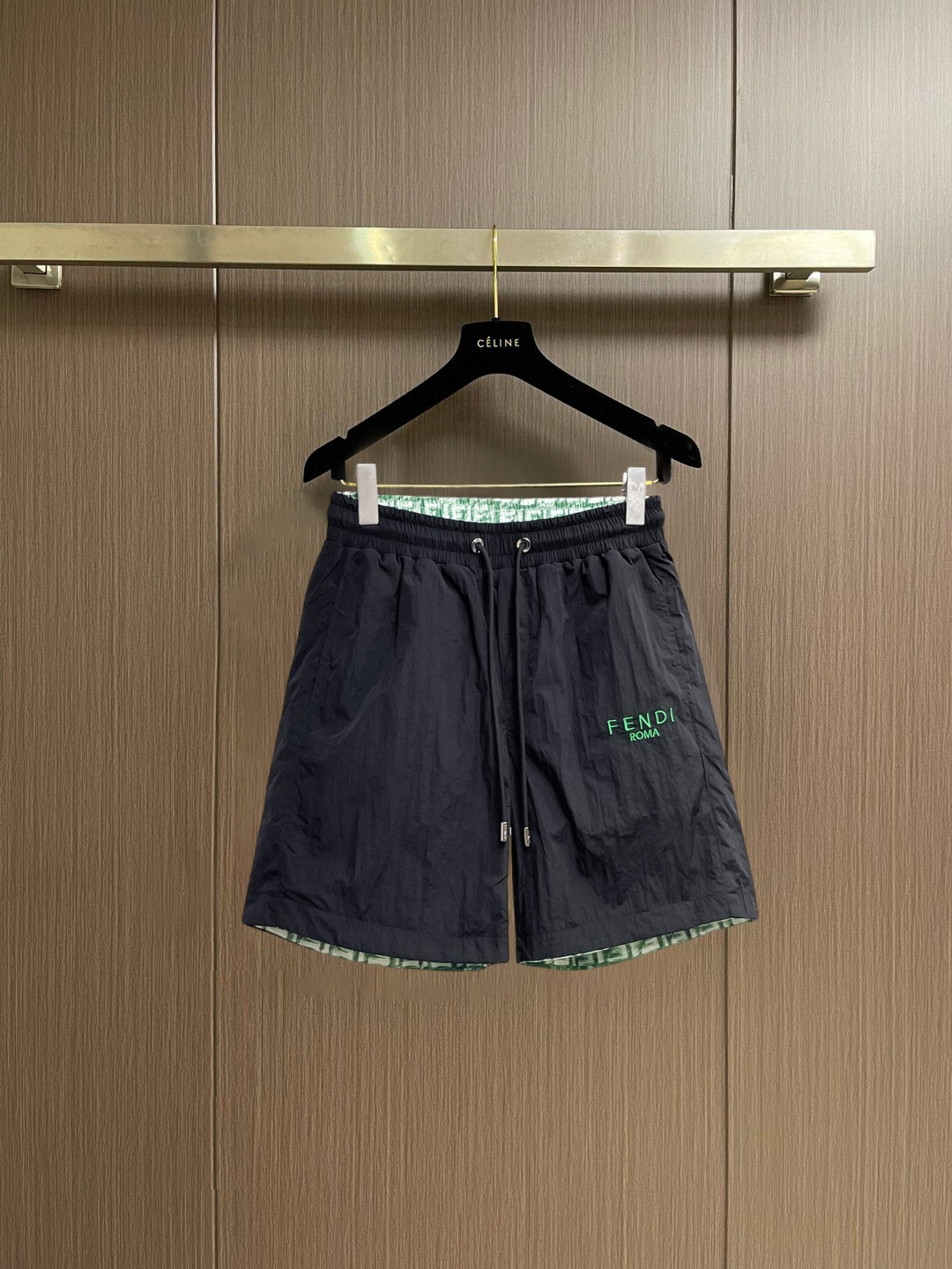 NO:847704,Fendi 2026 summer new original counter casual shorts, luxury classic brand original LOGO accessories, counter best-selling style, very comfortable to wear, low-key yet luxurious, very classy to wear. Needless to say the trousers style and tailoring, the upper body is exquisite and high-end, first-class and top-quality materials. Really palace-level casual pants. The cotton of Turkey is selected for its outstanding quality. After heavy washing, the pants are very soft!  Don't be picky, the upper body is absolutely stylish and extremely luxurious. Please quote your height and weight when ordering sizes M-3XL.,,fendi,shorts,19860909芬迪 2026夏季新款原单专柜休闲短裤,奢华经典品牌原版LOGO配饰 专柜热销款 身穿着非常舒适 低调不失奢华 穿出去非常有档次 裤型款式和裁剪亦无需多言 上身精致跃然高档一等一顶级质料 真正殿堂级的休闲裤 选用土耳其的棉花品质卓然,经过重水洗使得裤子很柔软！不挑人 上身绝对的有型 极度奢华. 尺码M-3XL下单报身高体重.,,fendi,shorts,,Men's clothing