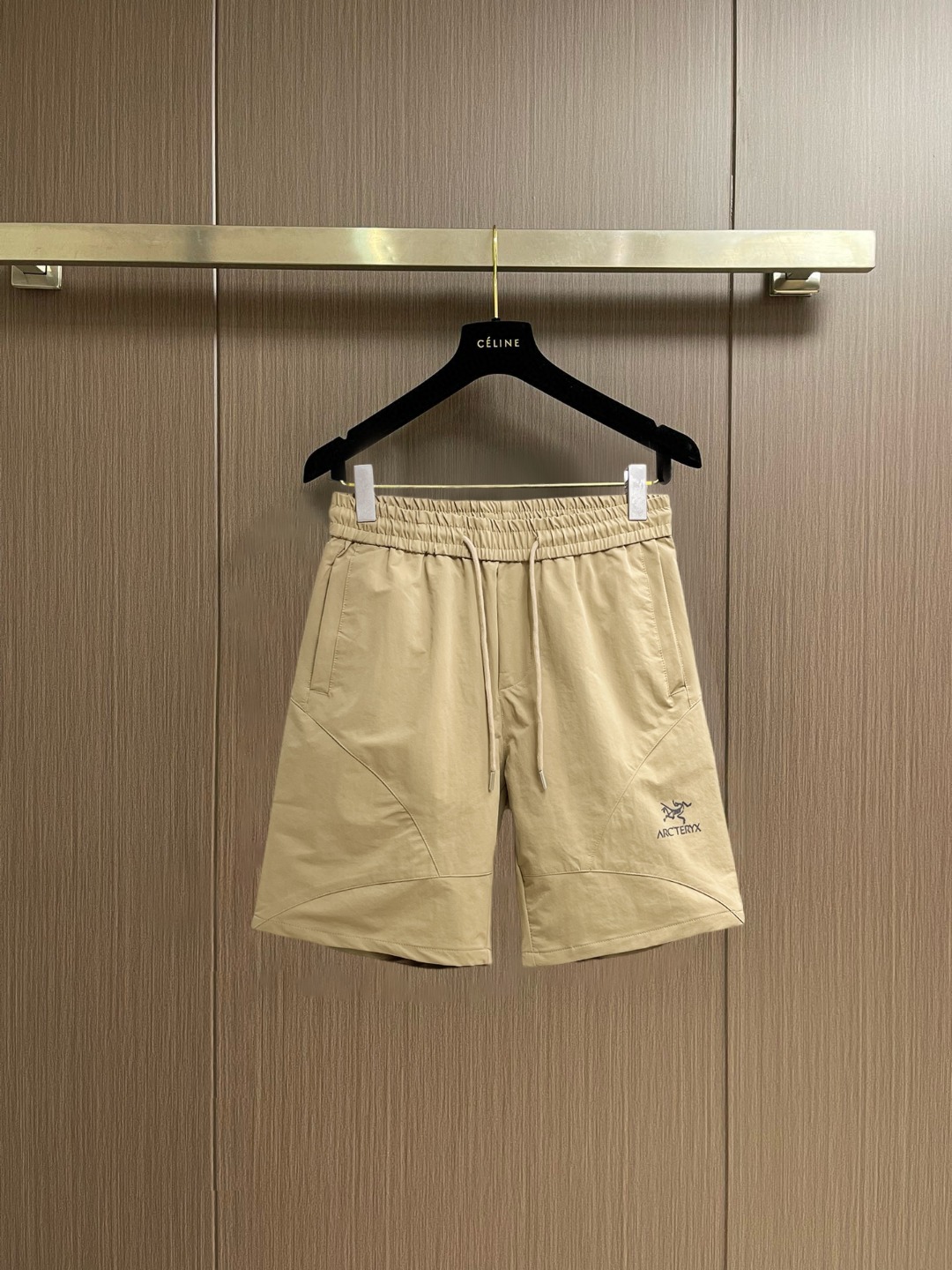 NO:847706,Arc'teryx 2026 summer new original counter casual shorts, luxury classic brand original LOGO accessories, counter best-selling model, very comfortable to wear, low-key yet luxurious, very classy to wear. Needless to say the trousers style and tailoring, the upper body is exquisite and high-end, first-class and top-quality materials. Really palace-level casual pants. The cotton of Turkey is of outstanding quality. After heavy washing, the pants are very soft!  Don't be picky, the upper body is absolutely stylish and extremely luxurious. Please state your height and weight when placing an order for sizes M-3XL.,arc'teryx,shorts,19860909始祖鸟 2026夏季新款原单专柜休闲短裤,奢华经典品牌原版LOGO配饰 专柜热销款 身穿着非常舒适 低调不失奢华 穿出去非常有档次 裤型款式和裁剪亦无需多言 上身精致跃然高档一等一顶级质料 真正殿堂级的休闲裤 选用土耳其的棉花品质卓然,经过重水洗使得裤子很柔软！不挑人 上身绝对的有型 极度奢华. 尺码M-3XL下单报身高体重.,arc'teryx,shorts,,Men's clothing