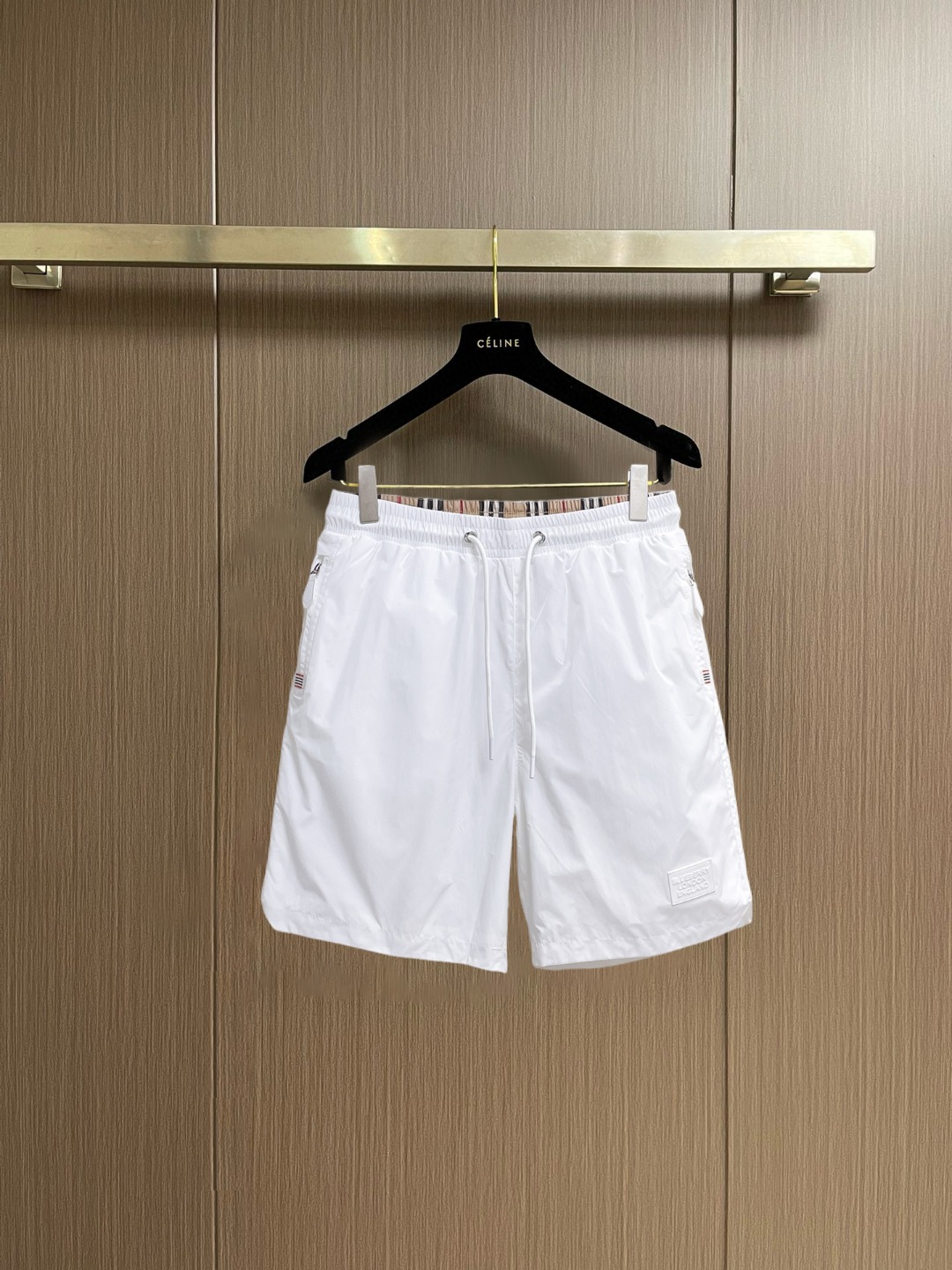 NO:847721,Burberry 2026 summer new original counter casual shorts, luxury classic brand original LOGO accessories, counter best-selling model. Very comfortable to wear, low-key yet luxurious, very classy to wear. Needless to say the trousers style and tailoring. The upper body is exquisite and high-end, first-class and top-quality materials. Really palace-level casual pants. The cotton of Turkey is selected for its outstanding quality. After heavy washing, the pants are very soft!  Don't be picky. The upper body is absolutely stylish and extremely luxurious. Please quote your height and weight when ordering sizes M-3XL.,,burberry,shorts,19860909巴宝莉 2026夏季新款原单专柜休闲短裤,奢华经典品牌原版LOGO配饰 专柜热销款 身穿着非常舒适 低调不失奢华 穿出去非常有档次 裤型款式和裁剪亦无需多言 上身精致跃然高档一等一顶级质料 真正殿堂级的休闲裤 选用土耳其的棉花品质卓然,经过重水洗使得裤子很柔软！不挑人 上身绝对的有型 极度奢华. 尺码M-3XL下单报身高体重.,,burberry,shorts,,Men's clothing