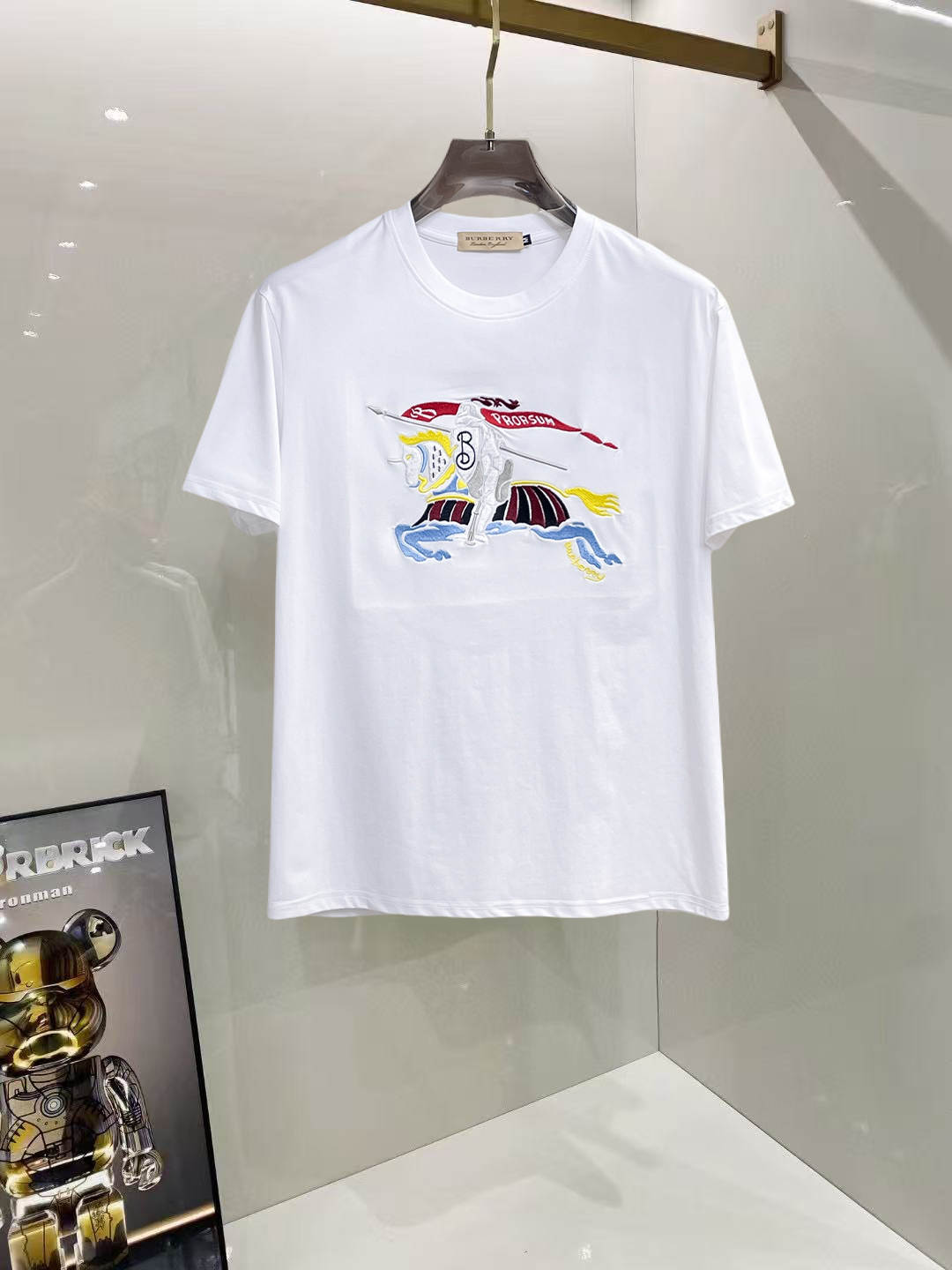 NO:929478,Burberry's new 2026ss summer style round-neck short-sleeved T-shirt, pure cotton short-sleeved, makes you feel comfortable and slim when you put it on. It is lazy and casual, and it is particularly attractive when combined with clean and simple colors. It is suitable for daily wear~ We introduce sports items decorated with vibrant prints for a fashionable and quality life!  Size M-3XL,,burberry,T-shirt,tees,t-shirt,19860909巴宝莉 2026ss夏季新款发布圆领短袖T恤,纯棉短袖,穿上就是舒适自在又显瘦的存在,慵懒而随性,结合干净简单的色系就特别耐看,适合日常穿着~倾情推出缀饰活力印花的运动单品,时尚品质生活！ 尺码M-3XL,,burberry,T-shirt,tees，t-shirt,,Men's clothing