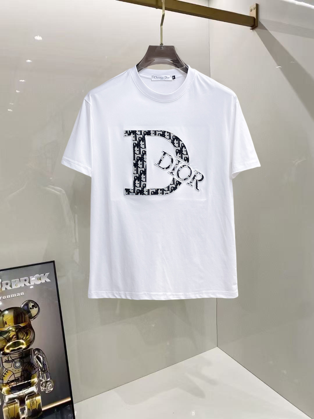 NO:929488,Dior's new 2026ss summer style round-neck short-sleeved T-shirt, pure cotton short-sleeved, makes you feel comfortable and slim when you put it on. It is lazy and casual, and it is particularly attractive when combined with clean and simple colors. It is suitable for daily wear ~ We are launching sports items decorated with vibrant prints for a fashionable and quality life!  Size M-3XL,,dior,T-shirt,tees,t-shirt,19860909迪奥 2026ss夏季新款发布圆领短袖T恤,纯棉短袖,穿上就是舒适自在又显瘦的存在,慵懒而随性,结合干净简单的色系就特别耐看,适合日常穿着~倾情推出缀饰活力印花的运动单品,时尚品质生活！ 尺码M-3XL,,dior,T-shirt,tees，t-shirt,,Men's clothing