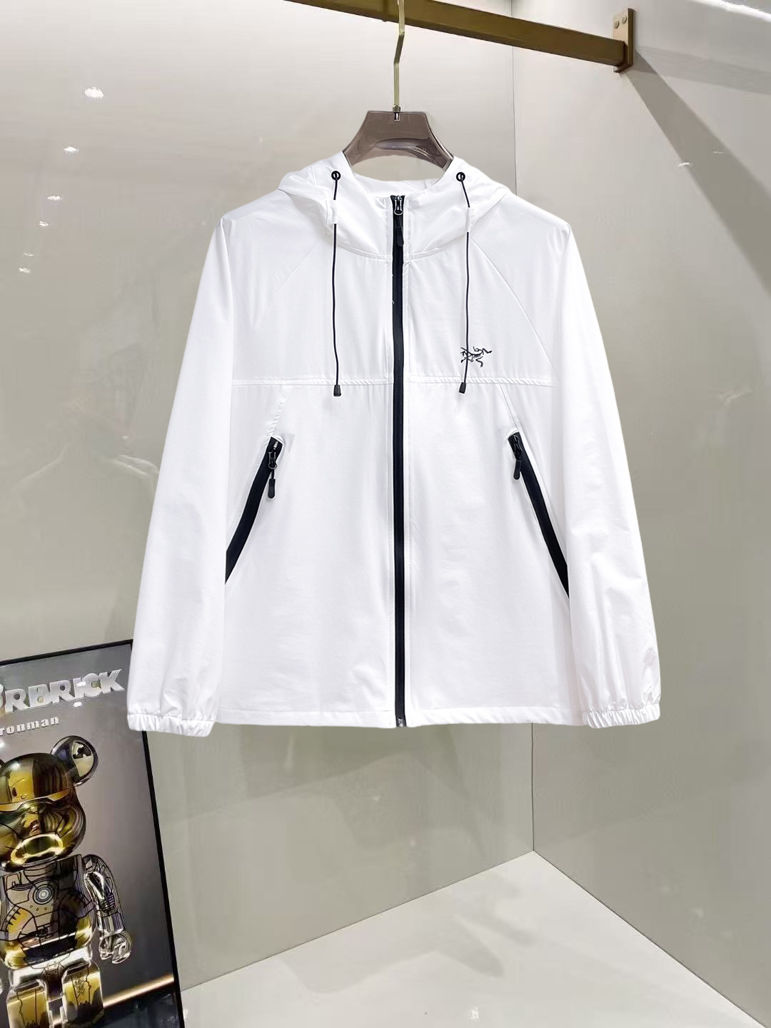 NO:929505,Arc'teryx 2026 summer sun protection clothing is a must-have for summer travel. It is synchronized with overseas stores. Thin and high-quality fabrics are luxurious and advanced customization. Anyone can easily control it. Imported polyfiber fabrics are supplied by customers. They are soft, comfortable and stylish. Sweat-absorbent and breathable. Ordered by a foreign trade company. Produced by domestic first-line OEM factories. Customized high-density fabrics that do not change shape after being passed through water. Luxurious upper body looks youthful. A must-have for street fashion and home. Size M～3XL L wears 175/140 pounds  Place an order and report your height and weight, arc'teryx,19860909始祖鸟 2026夏季防晒衣夏季旅游出行必备海外专柜同步 轻薄高品质面料奢华高级定制 任何人都可以轻松驾驭,客供进口聚纤维面料 手软舒适有型 吸汗透气 ,外贸公司订单,n国内一线代工厂出品,订制高密度面料,过水不变型,奢华上身显年轻,街头时尚居家必备款.码数M～3XL L穿175/140斤 下单报身高体重,arc'teryx,,Men's clothing
