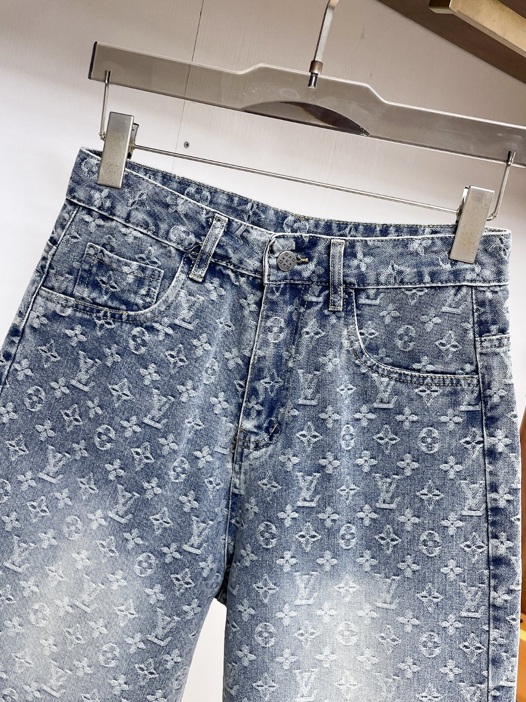 Louis Vuitton LV 货品 牛仔短裤 牛仔短裤 重工打造 品牌 LOGO设计 三标齐全 五金辅料