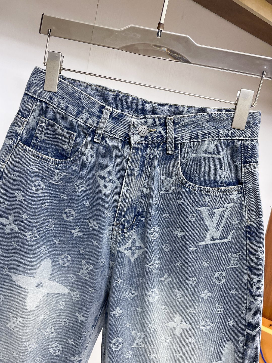 Louis Vuitton LV 货品 牛仔短裤 牛仔短裤 重工打造 品牌 LOGO设计 三标齐全 五金辅料