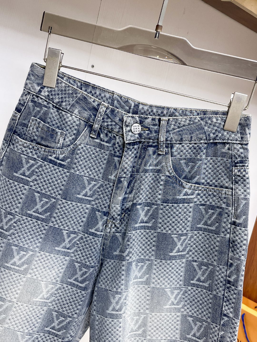 Louis Vuitton LV 货品 牛仔短裤 牛仔短裤 重工打造 品牌 LOGO设计 三标齐全 五金辅料
