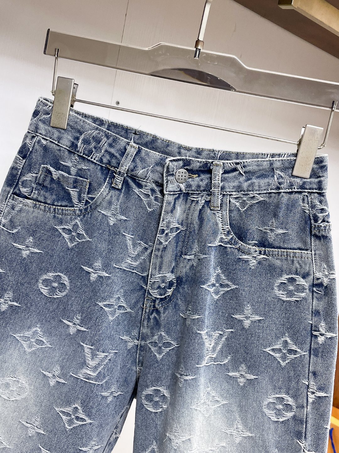 Louis Vuitton LV 货品 牛仔短裤 牛仔短裤 重工打造 品牌 LOGO设计 三标齐全 五金辅料