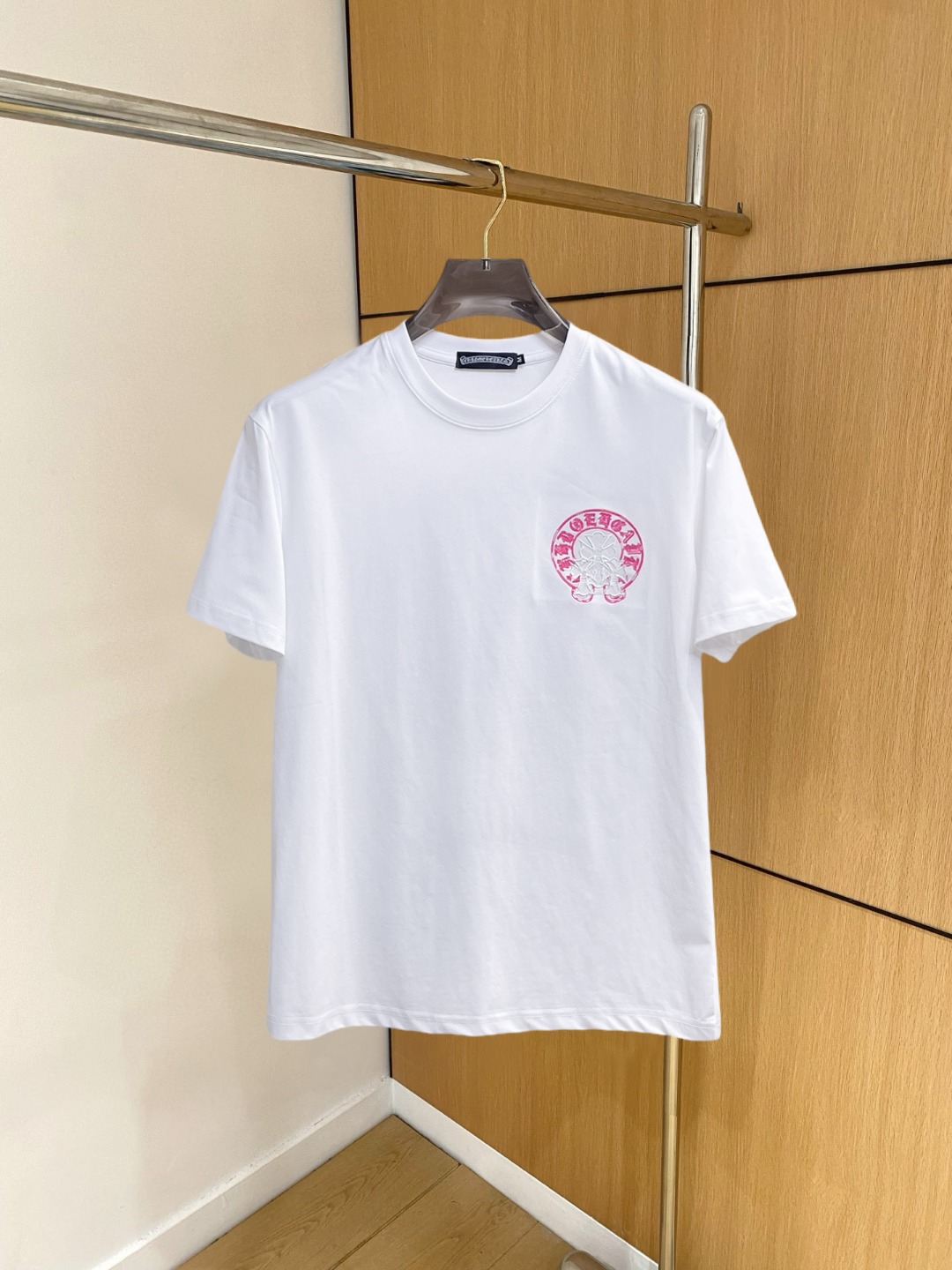 NO:833399,Kroxin 2026ss summer new release round neck short-sleeved T-shirt, pure cotton short-sleeved, comfortable and slim when worn, lazy and casual, combined with clean and simple colors, it is particularly eye-catching, suitable for daily wear~ We introduce sports items decorated with vibrant prints, fashionable and quality life!  Size M-3XL,,chrome hearts,T-shirt,tees,t-shirt,19860909克罗心 2026ss夏季新款发布圆领短袖T恤,纯棉短袖,穿上就是舒适自在又显瘦的存在,慵懒而随性,结合干净简单的色系就特别耐看,适合日常穿着~倾情推出缀饰活力印花的运动单品,时尚品质生活！ 尺码M-3XL,,chrome hearts,T-shirt,tees，t-shirt,,Men's clothing