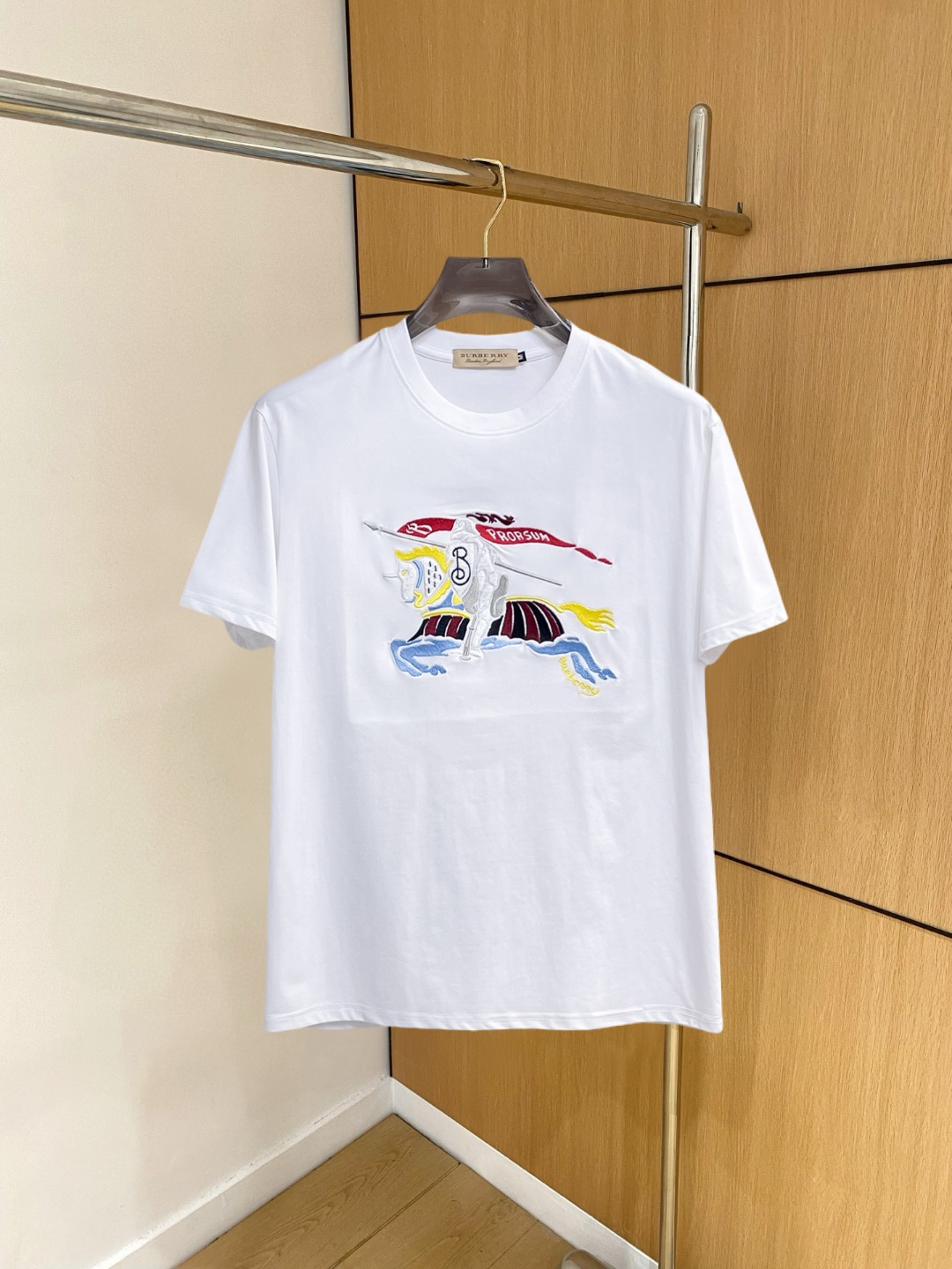 NO:833372,Burberry's new 2026ss summer style round-neck short-sleeved T-shirt, pure cotton short-sleeved, makes you feel comfortable and slim when you put it on. It is lazy and casual, and it is particularly attractive when combined with clean and simple colors. It is suitable for daily wear~ We introduce sports items decorated with vibrant prints for a fashionable and quality life!  Size M-3XL,,burberry,T-shirt,tees,t-shirt,19860909巴宝莉 2026ss夏季新款发布圆领短袖T恤,纯棉短袖,穿上就是舒适自在又显瘦的存在,慵懒而随性,结合干净简单的色系就特别耐看,适合日常穿着~倾情推出缀饰活力印花的运动单品,时尚品质生活！ 尺码M-3XL,,burberry,T-shirt,tees，t-shirt,,Men's clothing