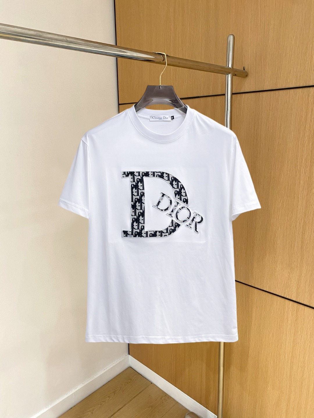 NO:833376,Dior's new 2026ss summer style round-neck short-sleeved T-shirt, pure cotton short-sleeved, makes you feel comfortable and slim when you put it on. It is lazy and casual, and it is particularly attractive when combined with clean and simple colors. It is suitable for daily wear~ We introduce sports items decorated with vibrant prints for a fashionable and quality life!  Size M-3XL,,dior,T-shirt,tees,t-shirt,19860909迪奥 2026ss夏季新款发布圆领短袖T恤,纯棉短袖,穿上就是舒适自在又显瘦的存在,慵懒而随性,结合干净简单的色系就特别耐看,适合日常穿着~倾情推出缀饰活力印花的运动单品,时尚品质生活！ 尺码M-3XL,,dior,T-shirt,tees，t-shirt,,Men's clothing